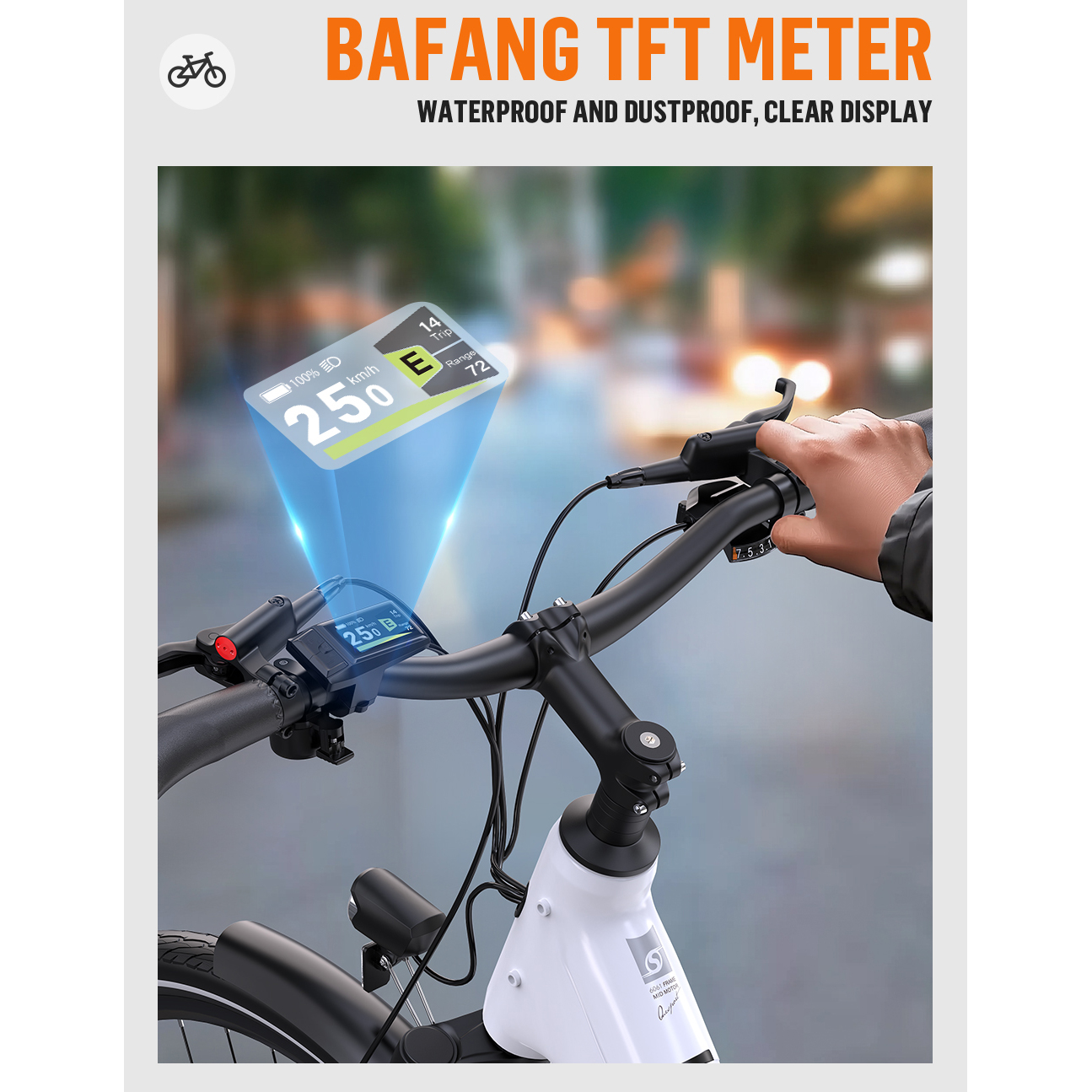 Kierownica roweru z cyfrowym wyświetlaczem pokazującym prędkość, baterię i inne dane, trzymana przez osobę. Tło jest rozmyte.