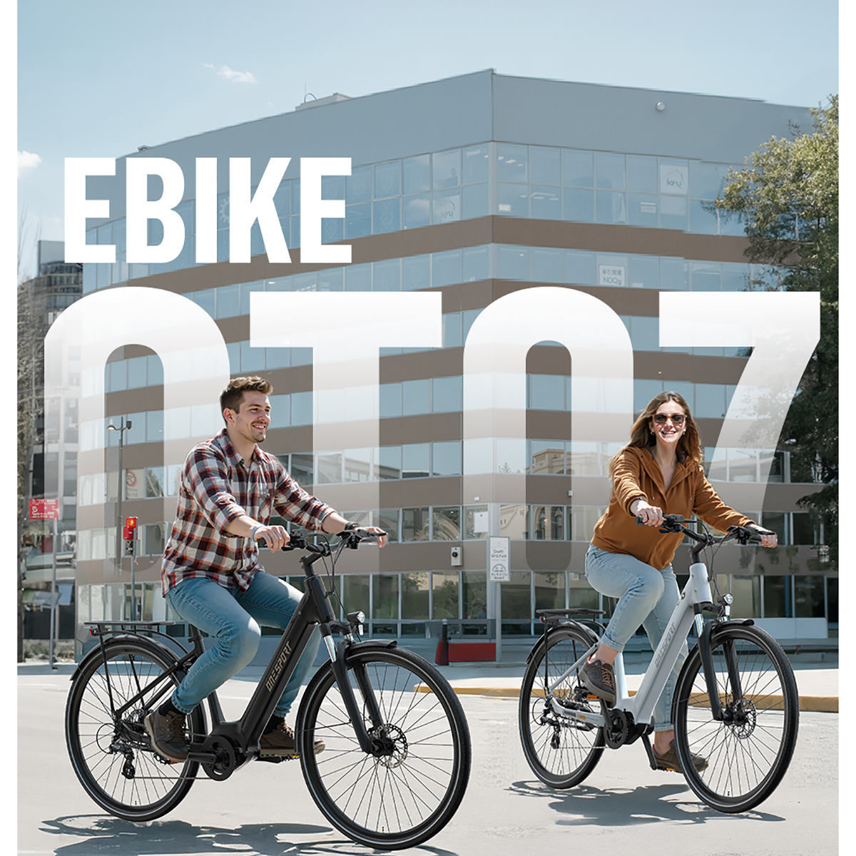 Mężczyzna i kobieta jadą rowerami elektrycznymi na ulicy. Uśmiechają się. Duży budynek w tle.