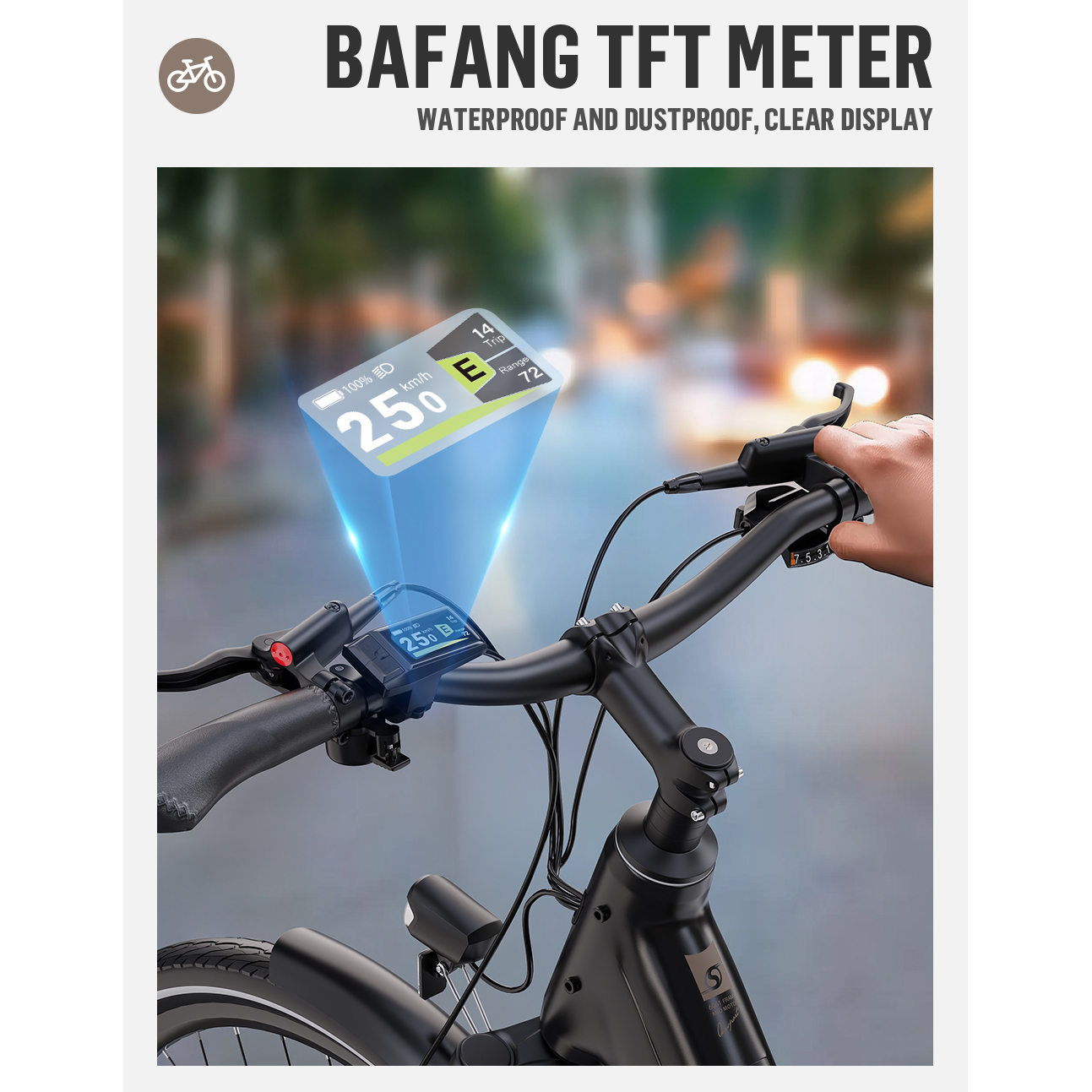 Czarny rower z cyfrowym wyświetlaczem pokazującym prędkość i baterię. Ręka trzyma kierownicę. Tło jest rozmyte.