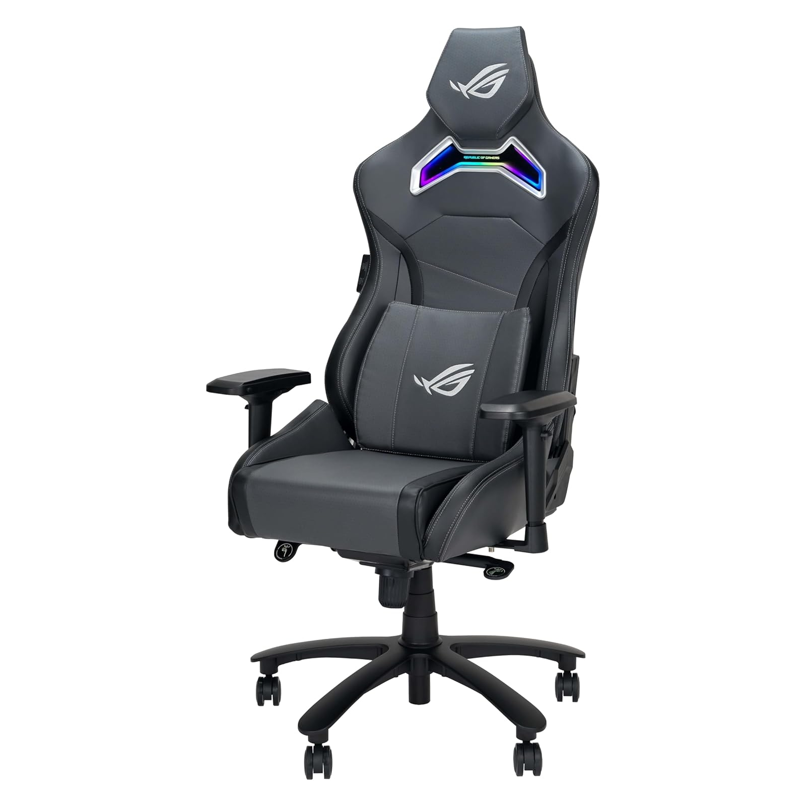 Una sedia da gaming grigia con poggiatesta, cuscino lombare, braccioli e base a cinque stelle con ruote, su sfondo bianco.