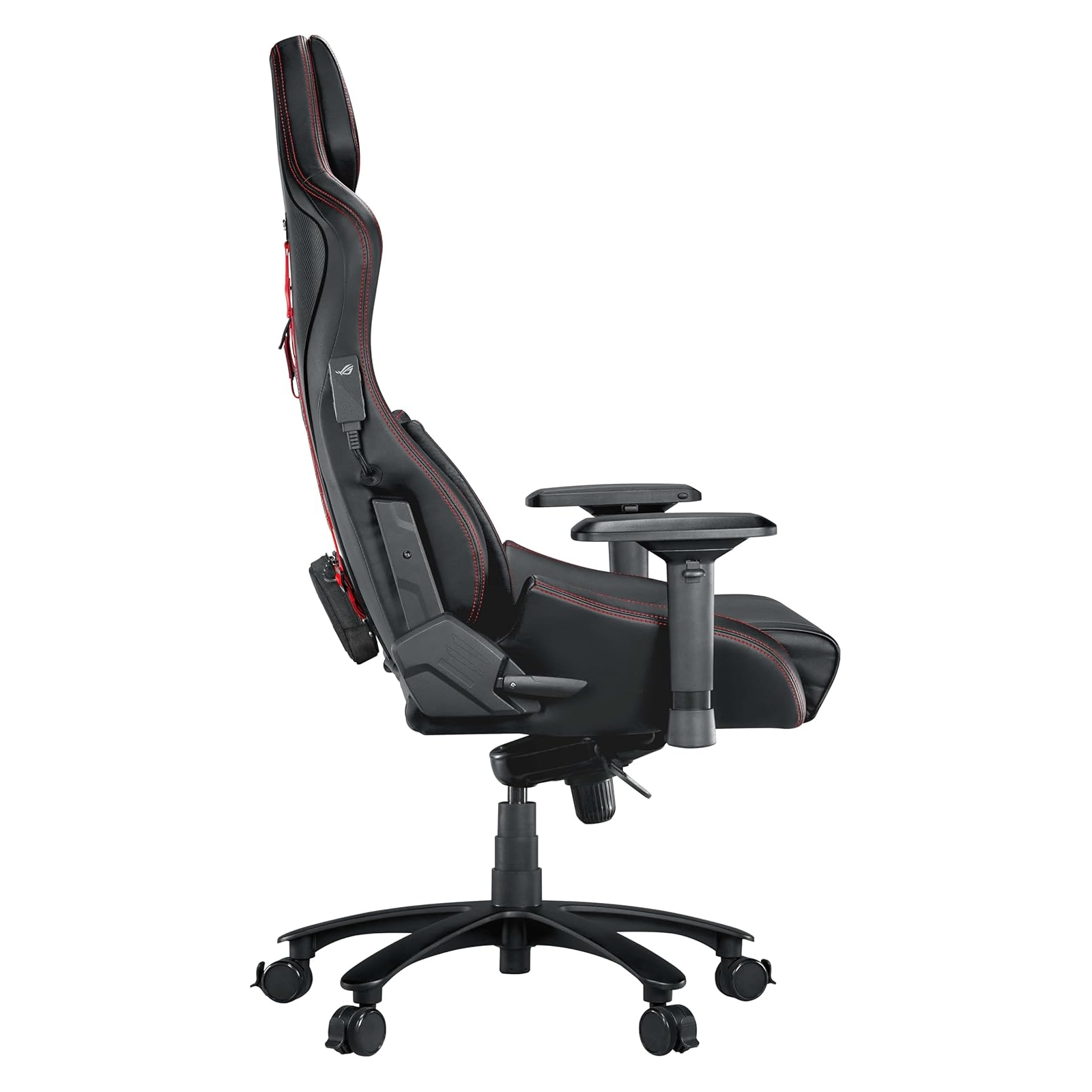Schwarzer Gaming-Stuhl mit roten Nähten. Mit Armlehnen, hoher Rückenlehne und einem Fünf-Rollen-Fuß, isoliert auf weißem Hintergrund.
