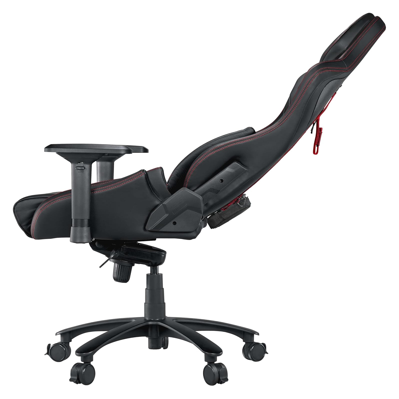 Schwarzer Gaming-Stuhl mit roten Nähten. Er hat Armlehnen, eine hohe Rückenlehne und ein Untergestell mit Rollen.