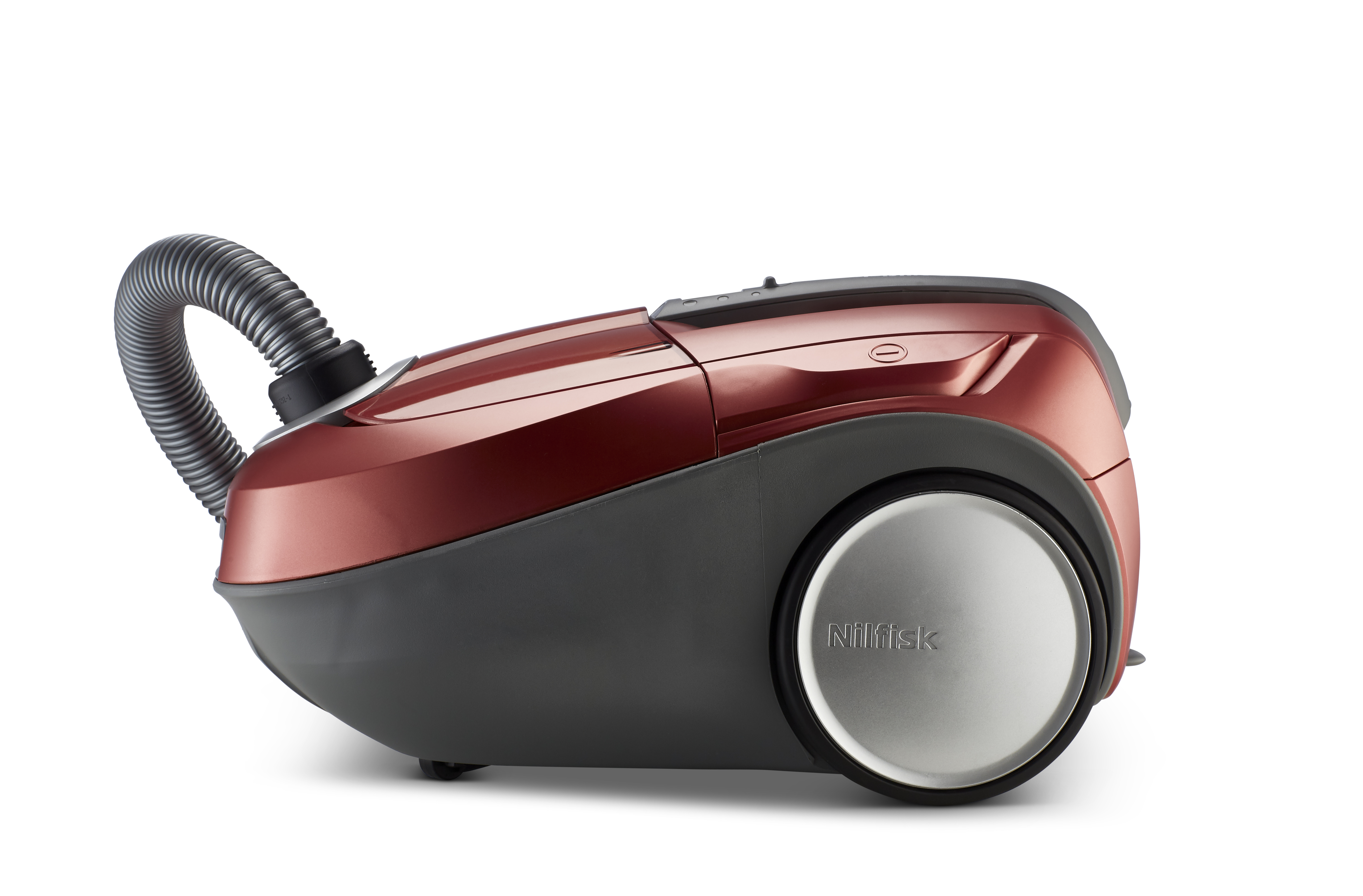 Czerwono-szary odkurzacz Nilfisk na białym tle. Ma wąż, koła i nazwę marki.