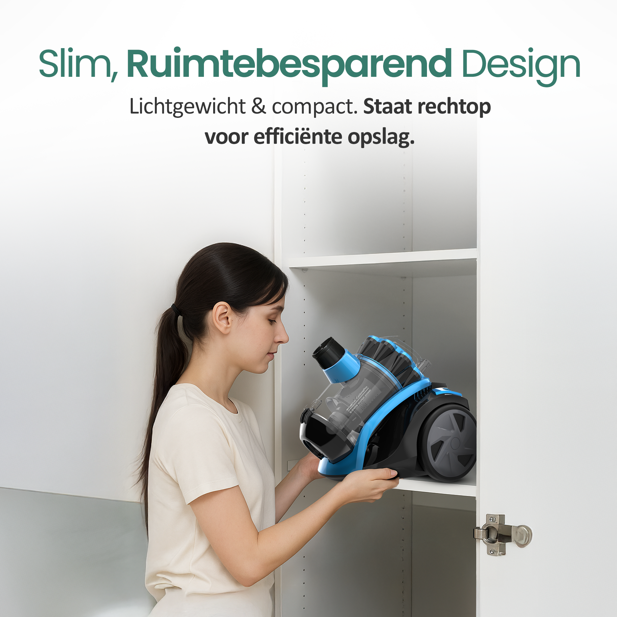 Kobieta wkłada niebiesko-czarny odkurzacz do białej szafki. Tekst na górze brzmi: 'Slim, Ruimtebesparend Design'.