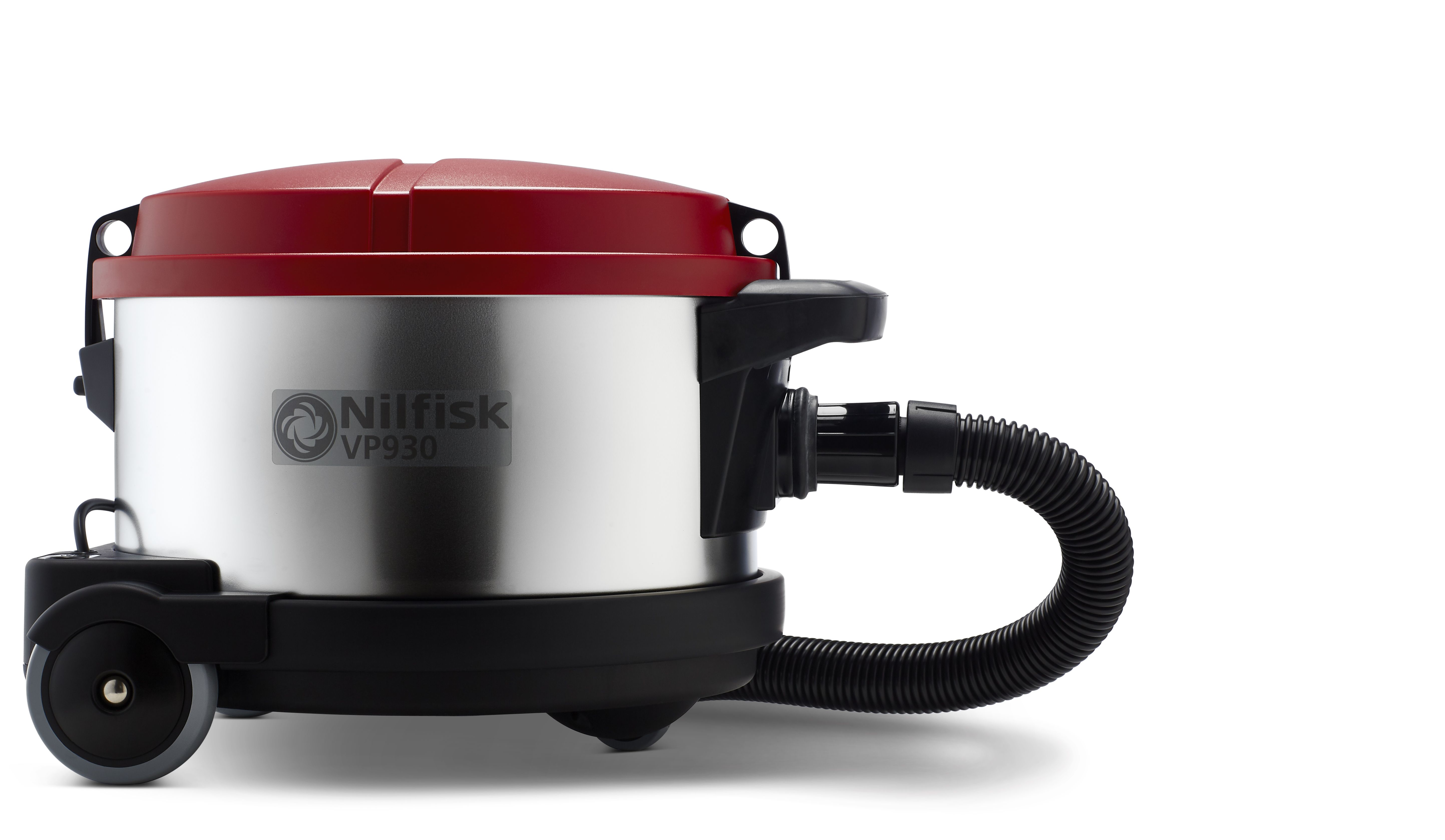 Srebrny i czerwony odkurzacz Nilfisk VP930 z czarnym wężem i kołami na białym tle.
