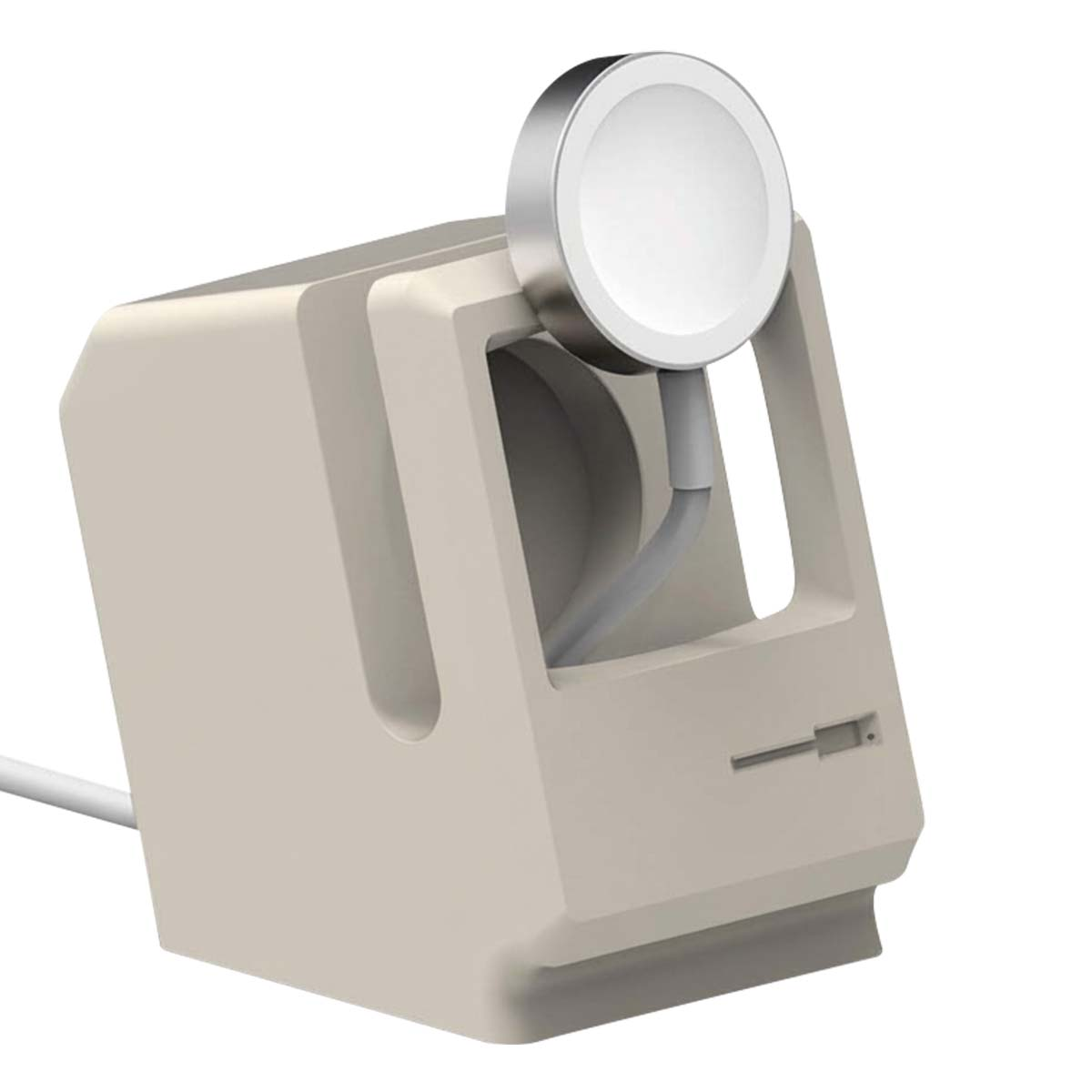 Une Apple Watch repose sur un socle de chargement beige en forme d'ordinateur rétro. Un câble blanc et le chargeur de la montre sont visibles.