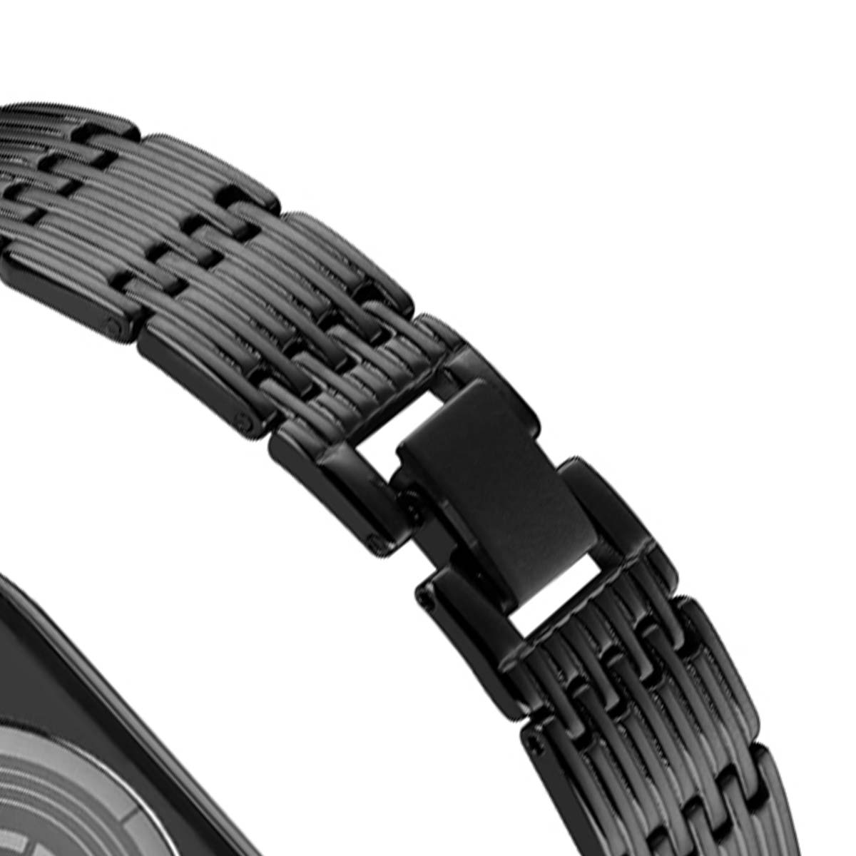 Primo piano della chiusura di un bracciale nero. Il bracciale ha un design strutturato e collegato. La chiusura è rettangolare e chiusa.