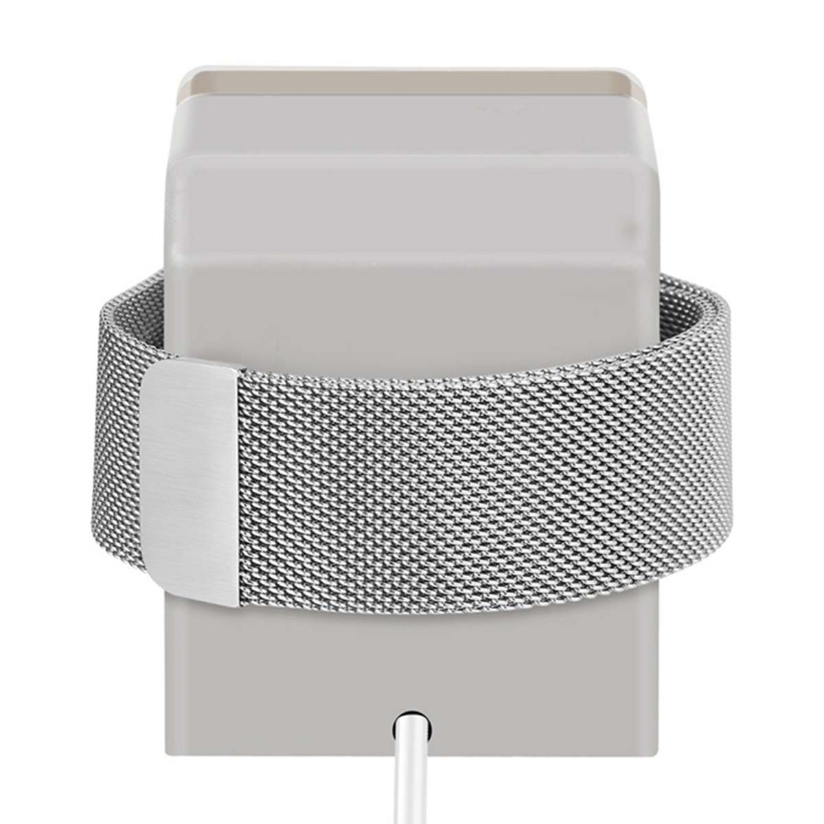 Un appareil gris est encerclé par un bracelet en maille argentée avec un fermoir. Un câble blanc part de la base de l'appareil.