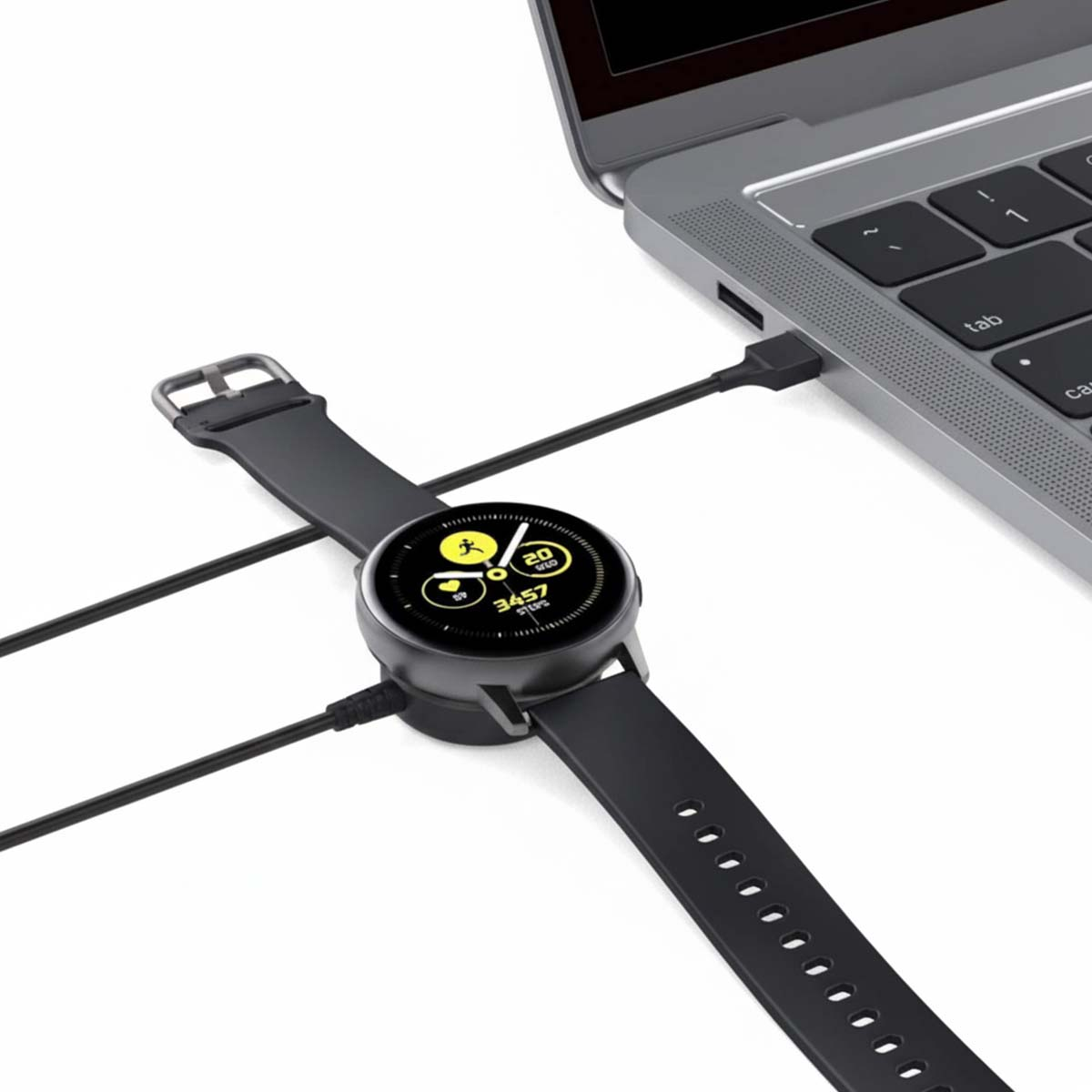 Uno smartwatch nero si sta caricando accanto a un laptop. L'orologio mostra passi e dati di attività. Un cavo nero collega l'orologio e il laptop.