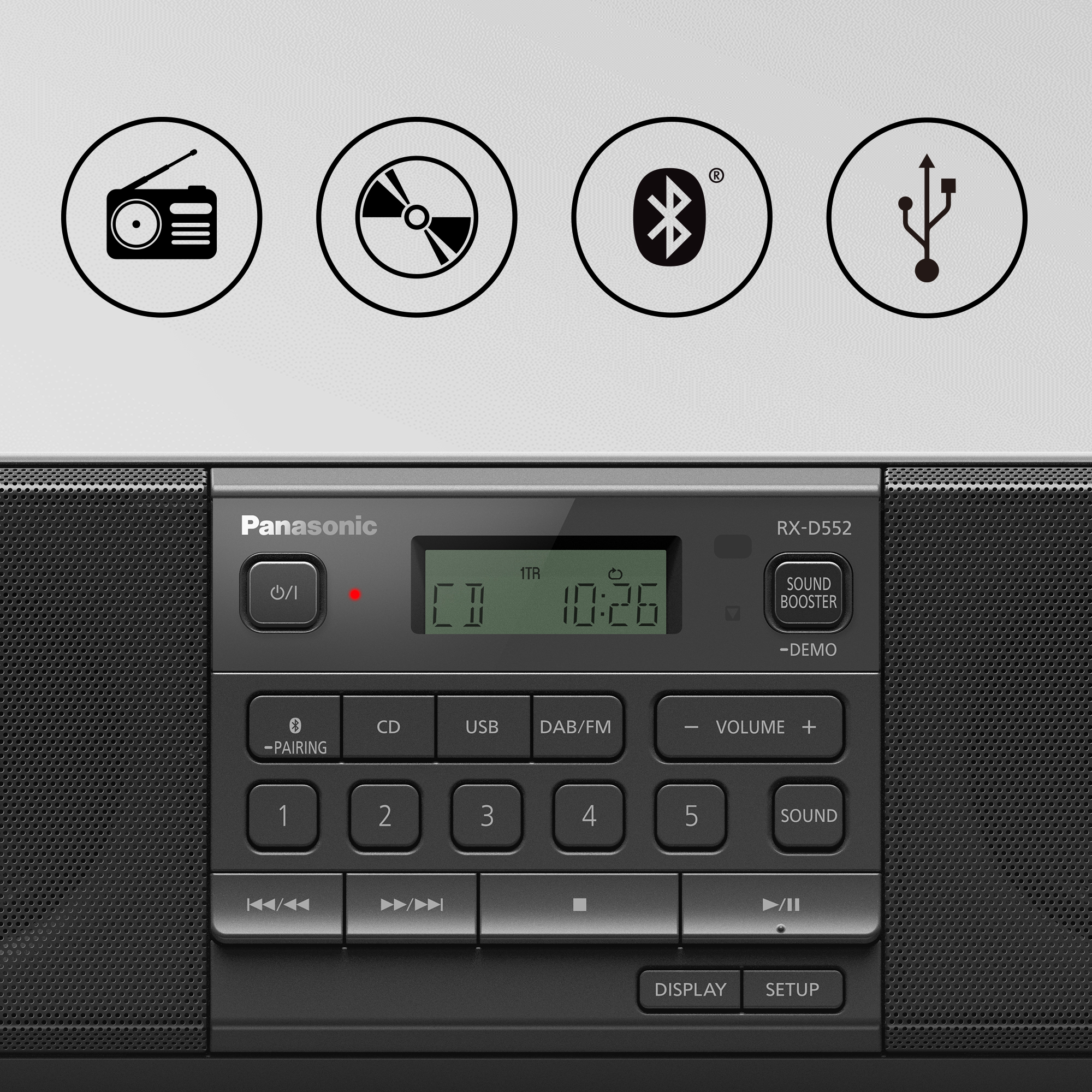 Una radio Panasonic nera. La parte superiore ha icone per radio, CD, Bluetooth e USB. Sotto ci sono pulsanti e un display.