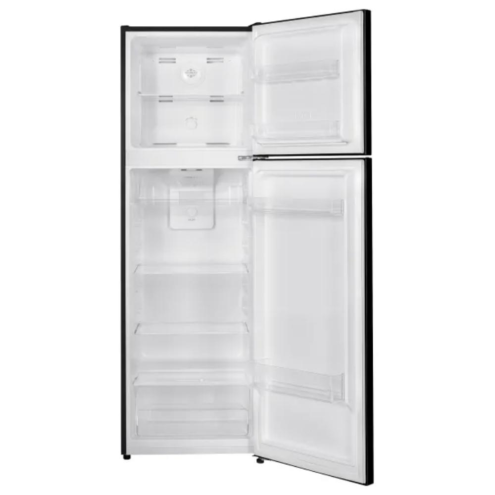 Czarna lodówka z otwartymi drzwiami. Wnętrze jest białe z półkami. Górna część to zamrażarka, dolna to lodówka.