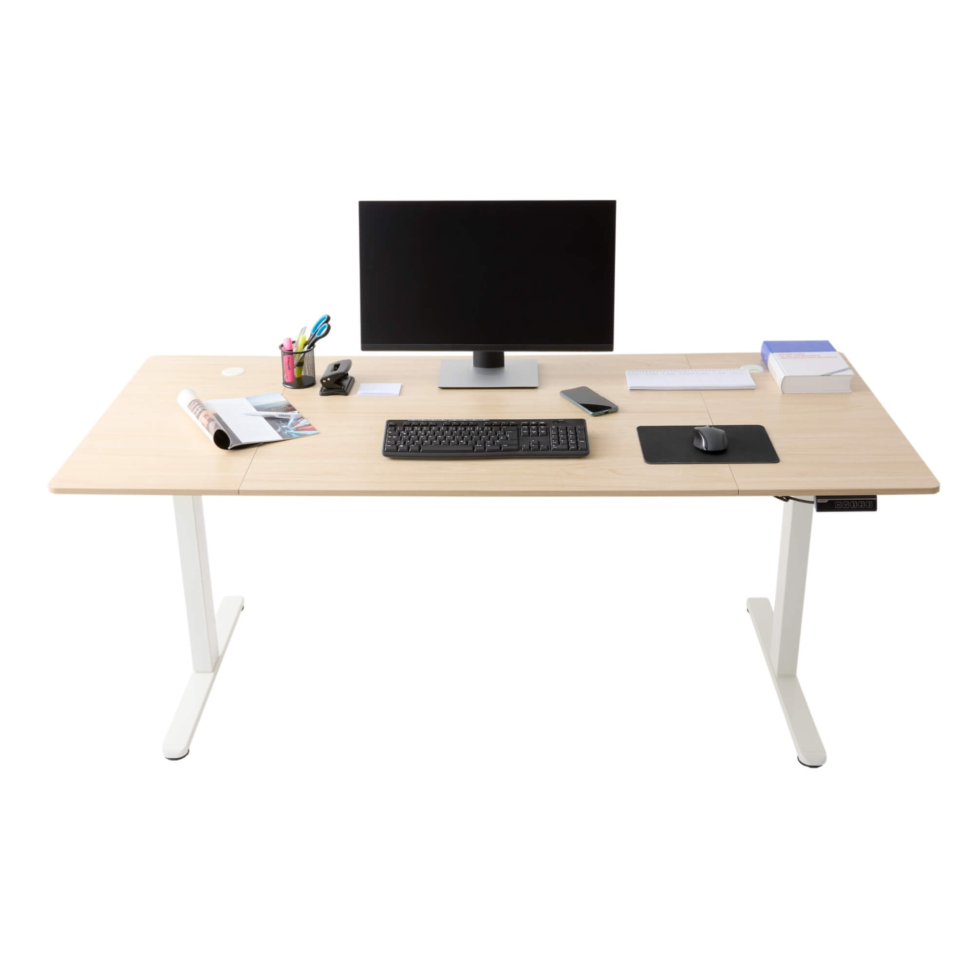 Ein heller Holzschreibtisch mit Monitor, Tastatur und Büromaterial. Weiße Beine tragen den Schreibtisch. Der Hintergrund ist weiß.