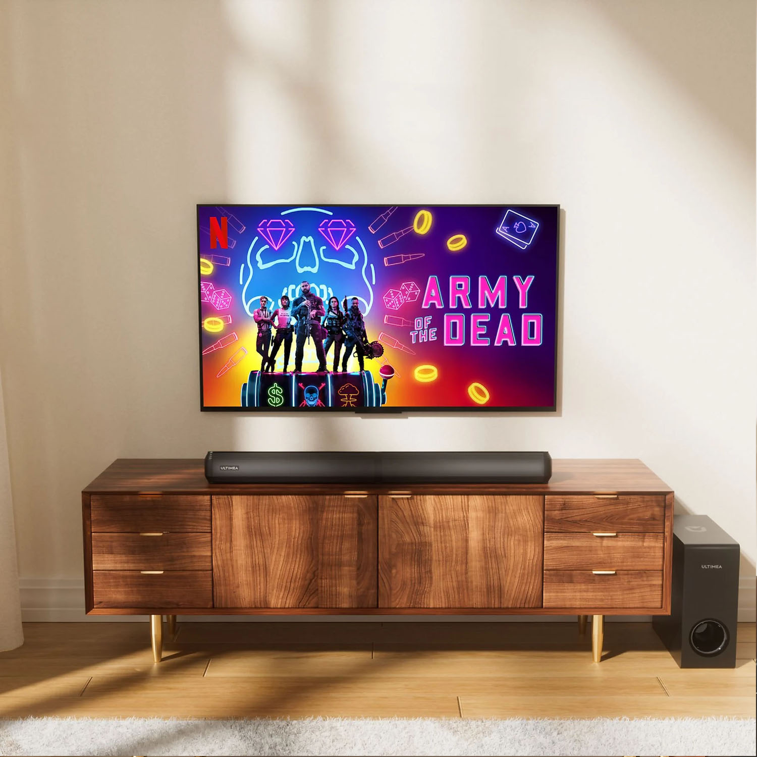 Telewizor wyświetla 'Army of the Dead' nad drewnianą szafką z soundbarem i subwooferem. Ściana jest beżowa.