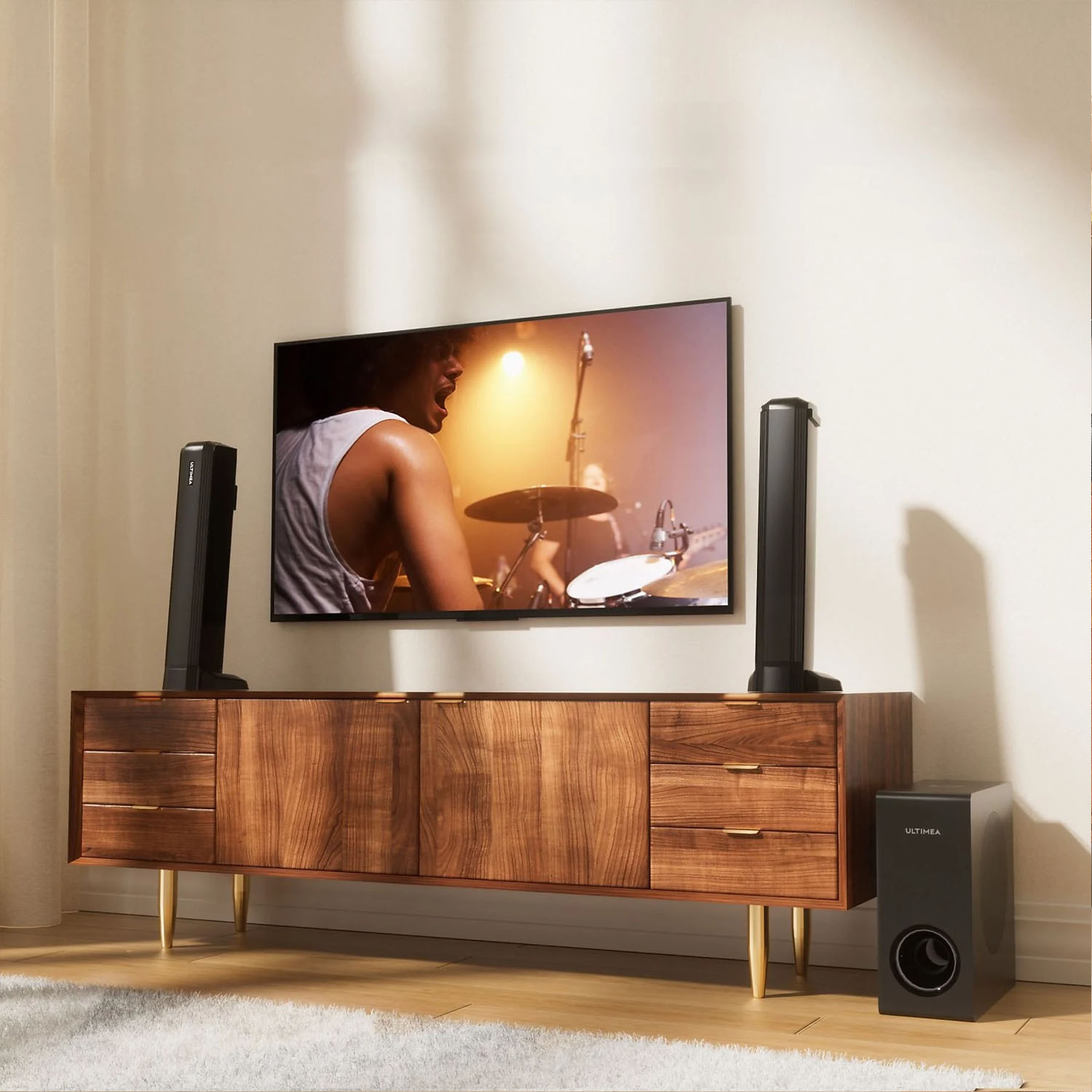 Aranżacja salonu z telewizorem, głośnikami i subwooferem na drewnianej szafce. Telewizor pokazuje zespół grający muzykę.