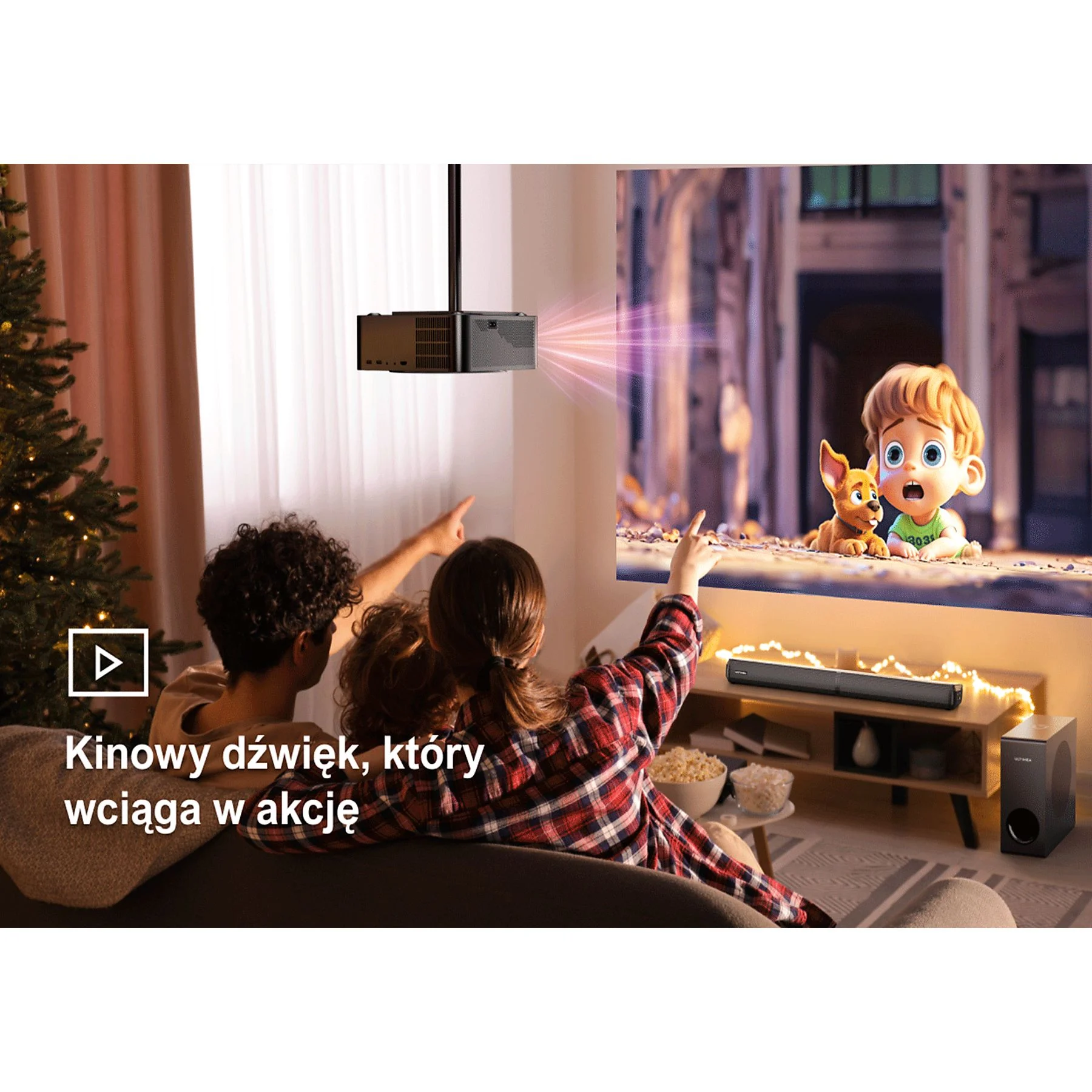 Ludzie oglądają wyświetlaną kreskówkę. Projektor jest zamontowany na suficie. Z przodu znajduje się soundbar i subwoofer.