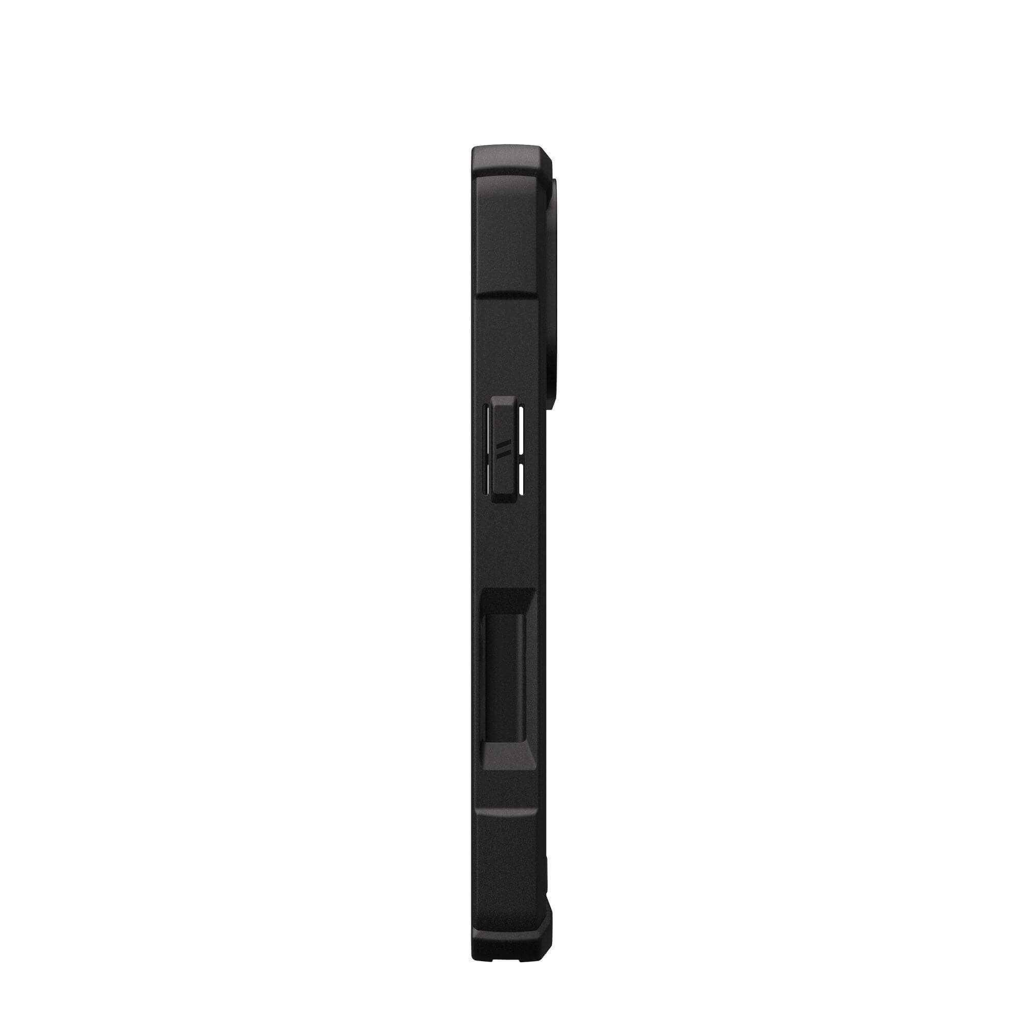 Una custodia nera per telefono è mostrata di lato. Presenta un ritaglio per la fotocamera, pulsanti e un design robusto su sfondo bianco.