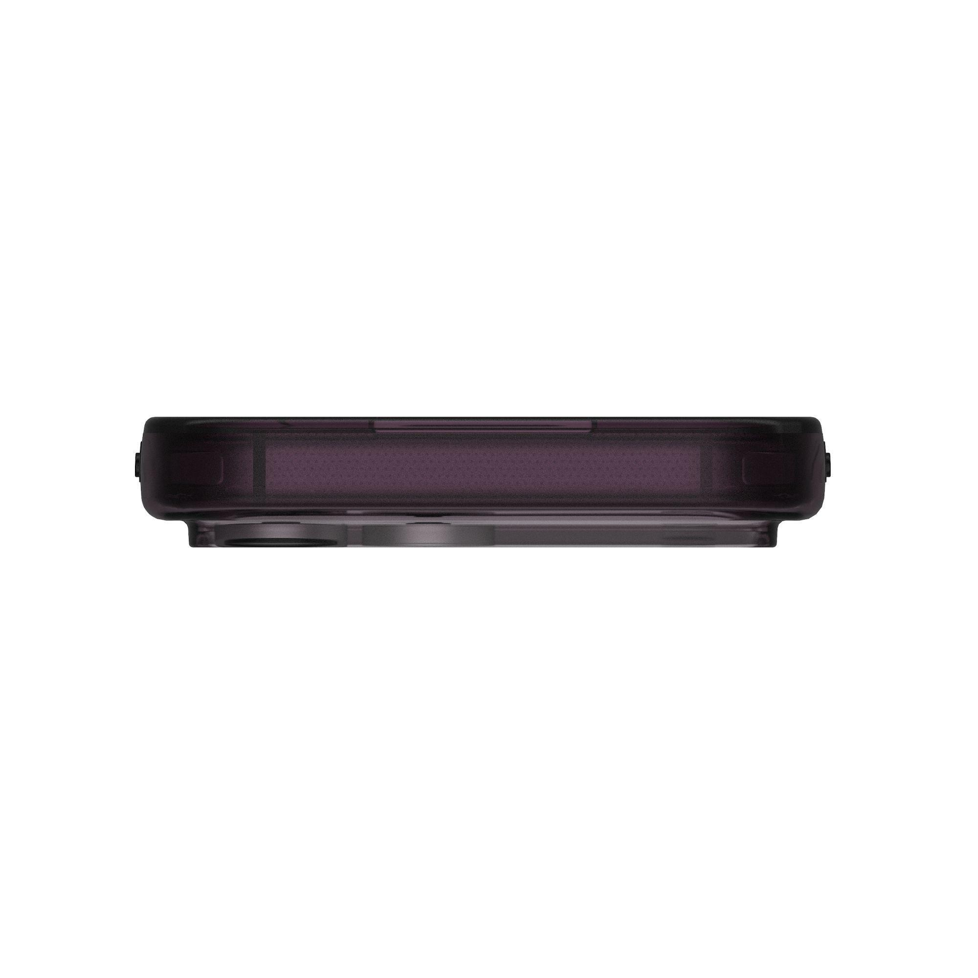 Una funda transparente para teléfono, interior morado oscuro, se encuentra horizontalmente sobre un fondo blanco.