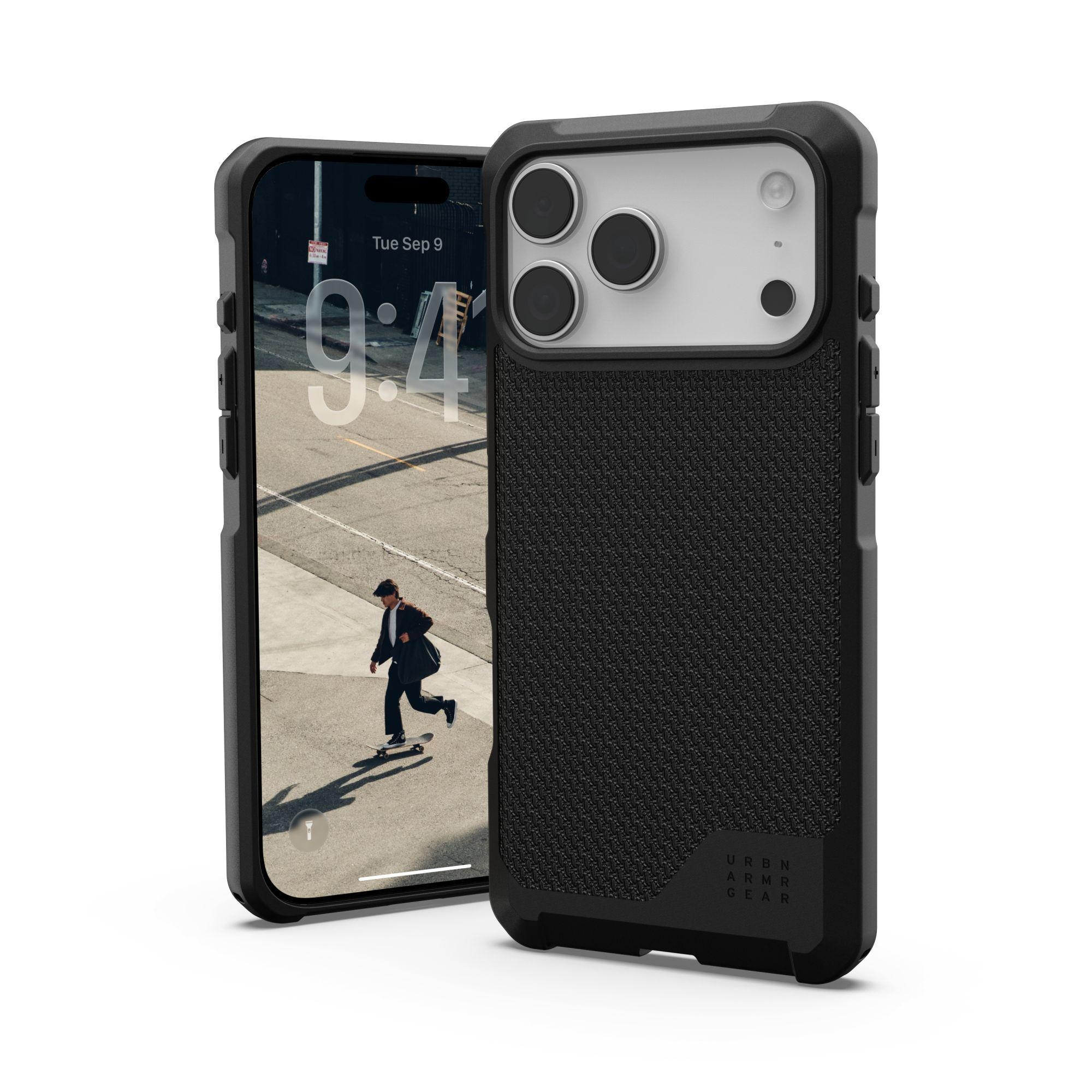 Dwa czarne etui na telefon. Jedno przedstawia scenę uliczną ze skaterem. Drugie to zbliżenie z obiektywami aparatu.