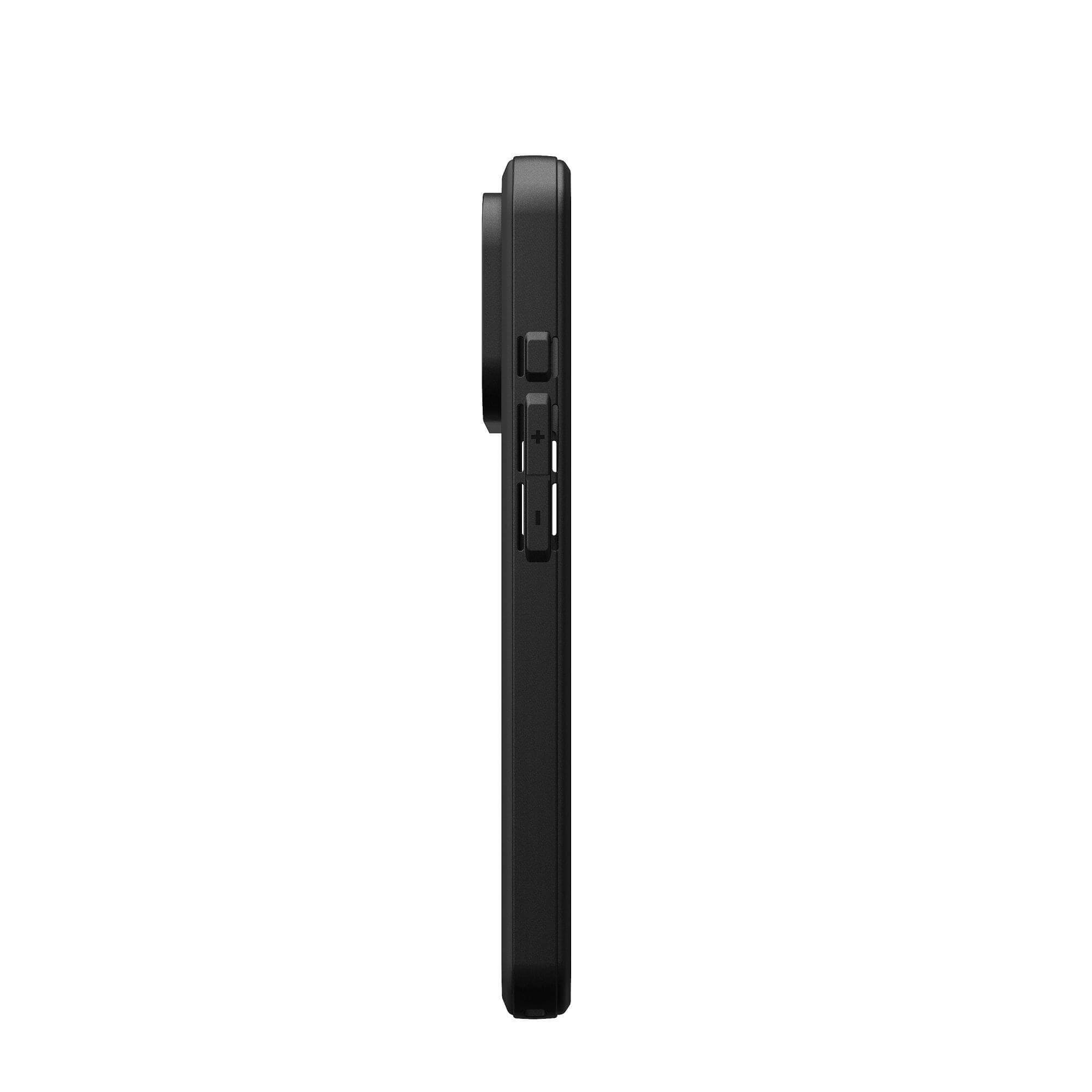 Un étui de téléphone noir est vu de profil. Il a des boutons et une découpe pour l'appareil photo. Le fond est blanc.