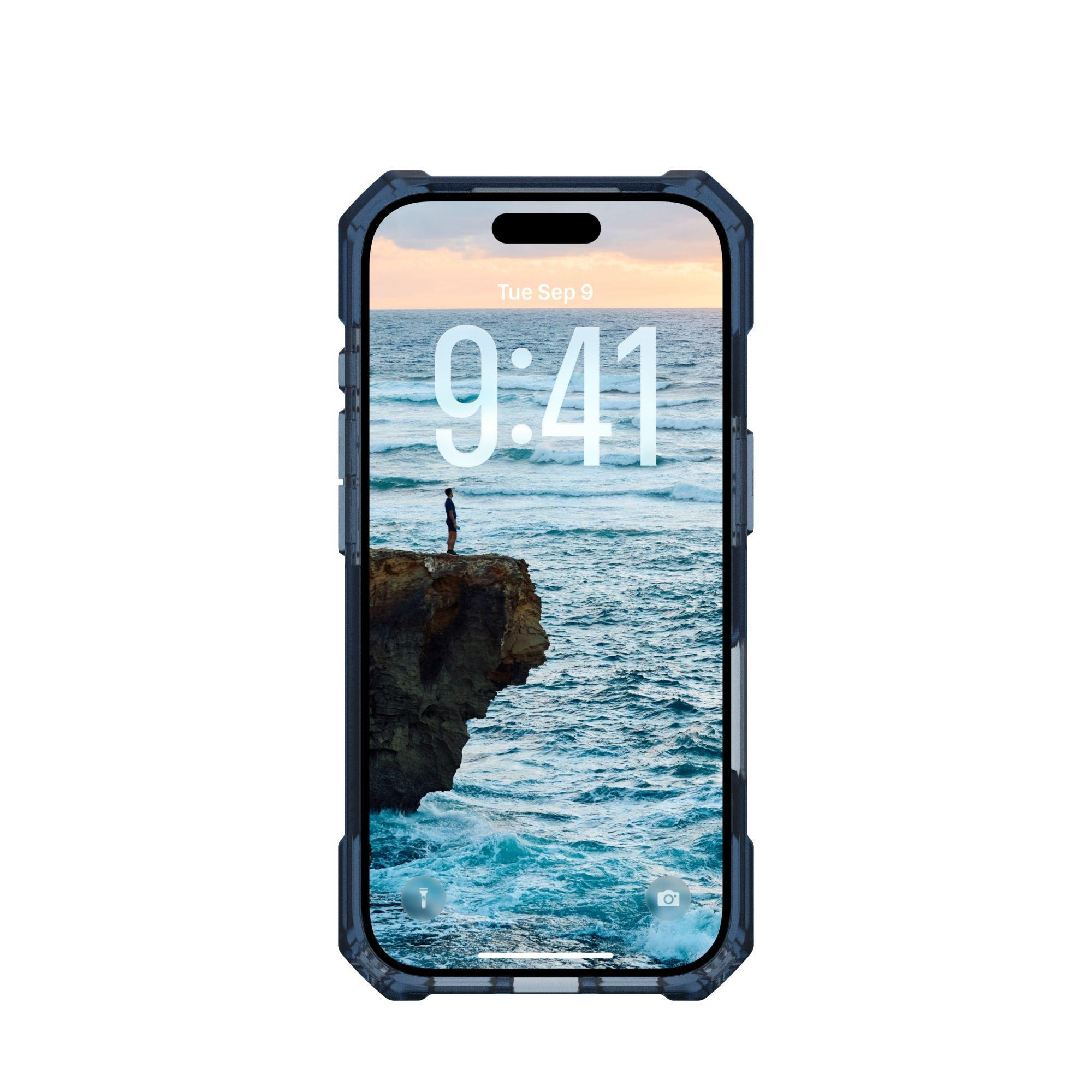 L'écran du téléphone montre une personne sur une falaise regardant l'océan. Le téléphone est dans un étui bleu foncé.