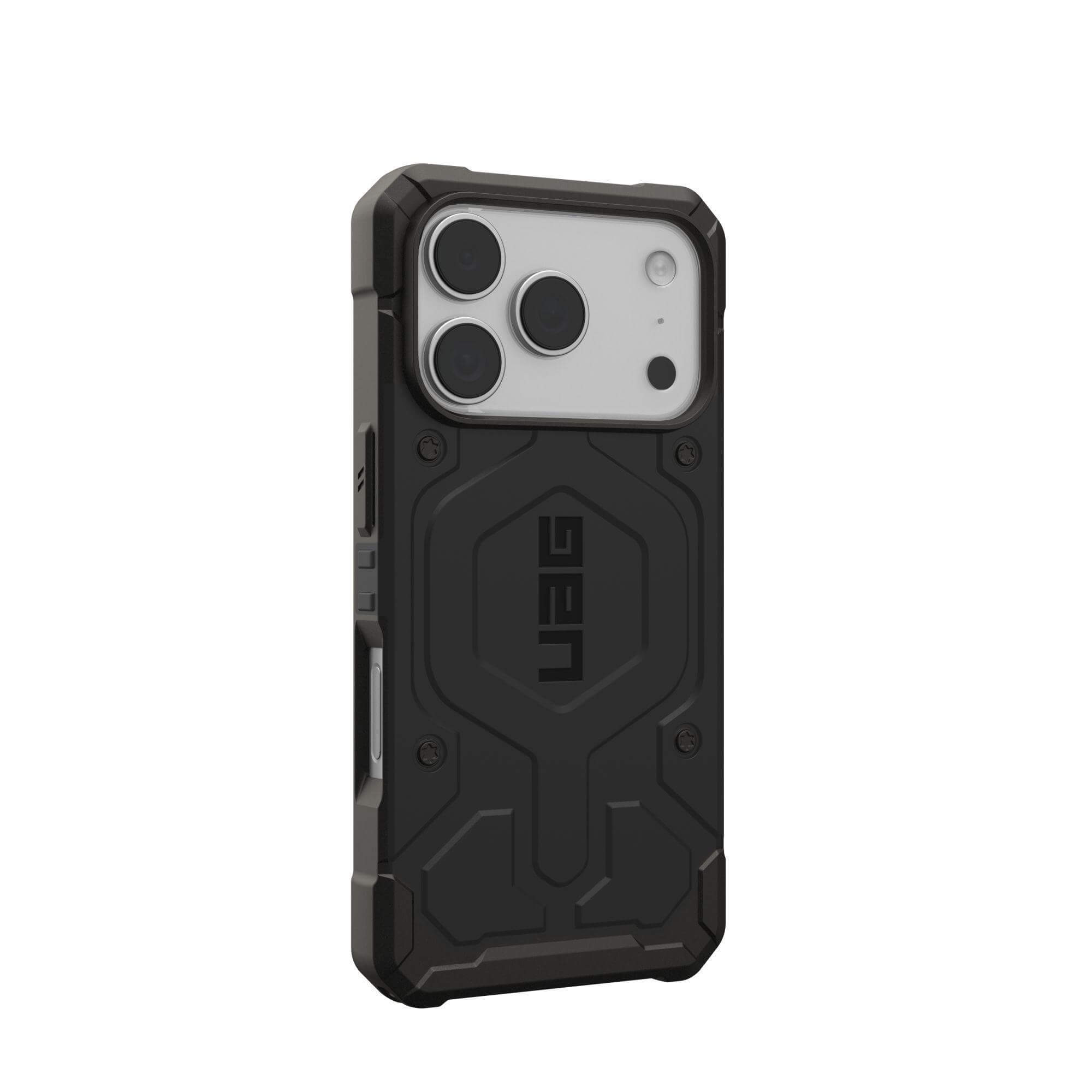 Schwarze Handyhülle mit robustem Design. Sie hat einen Kameraausschnitt und das UAG-Logo.