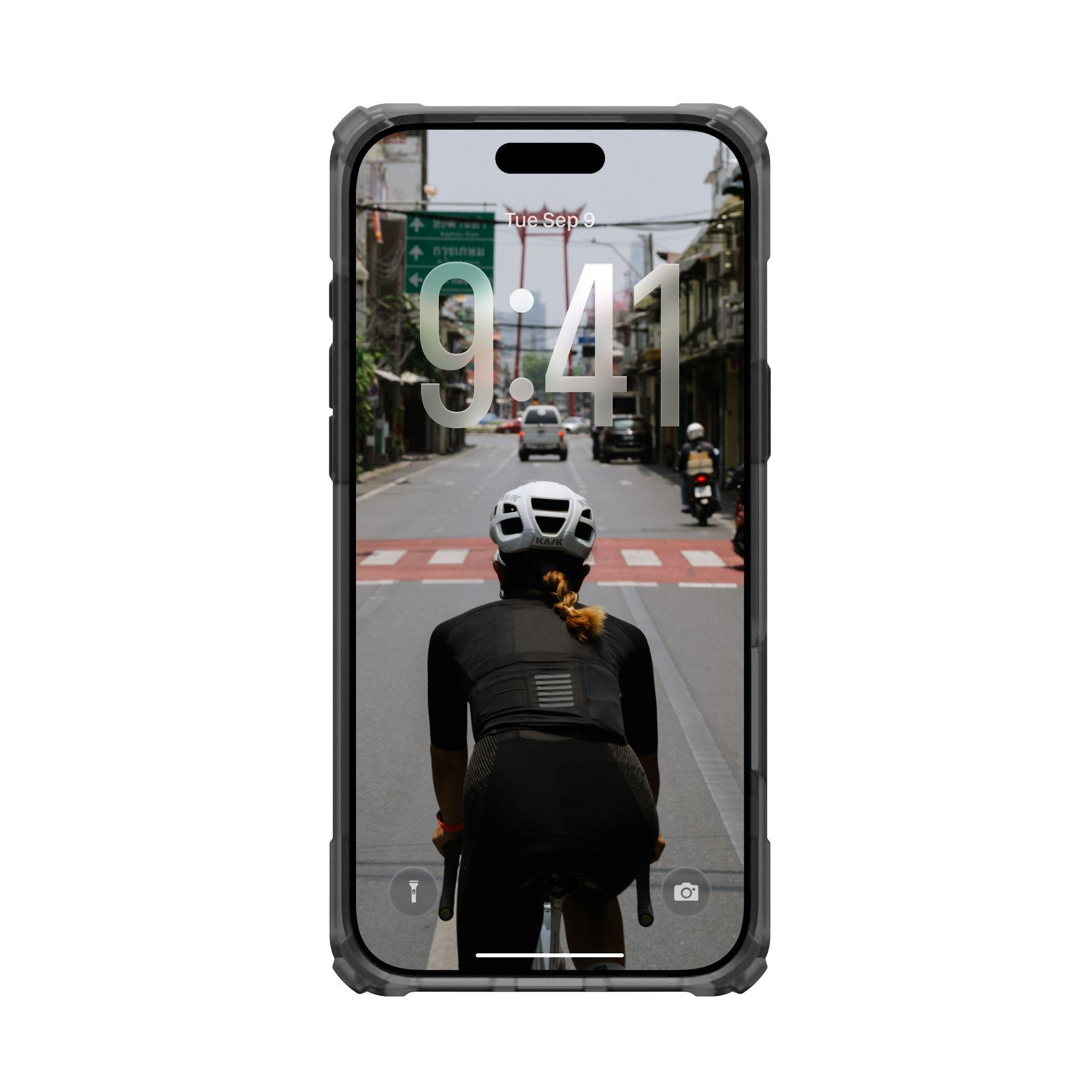 Un ciclista su una strada di Bangkok, che guarda avanti. Il telefono mostra l'ora e la data.