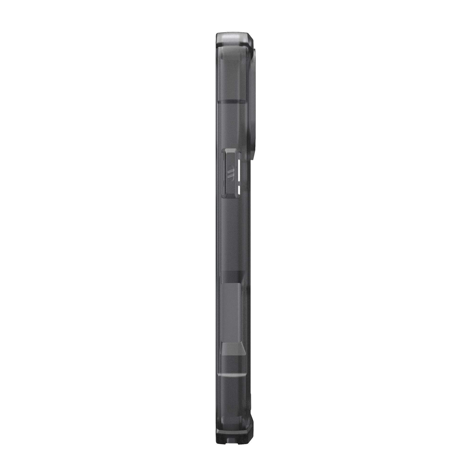 Una custodia per telefono grigio scuro è mostrata di profilo. Ha un design chiaro e trasparente con ritagli per pulsanti e fotocamera.