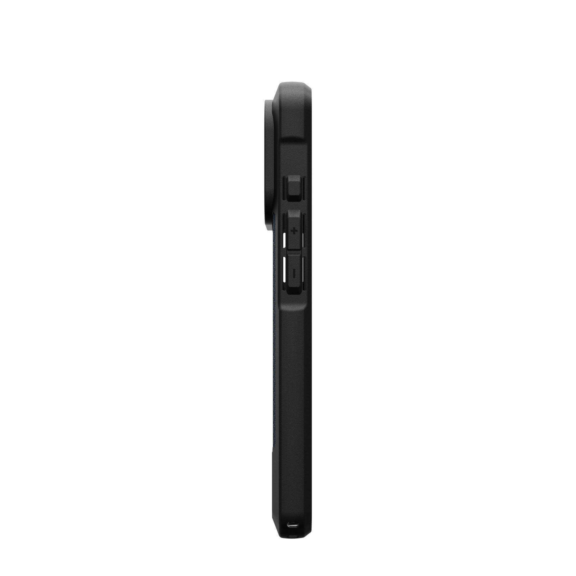 Vista lateral de una funda negra para teléfono. La funda tiene botones, un recorte para la cámara y una superficie texturizada. El fondo es blanco.