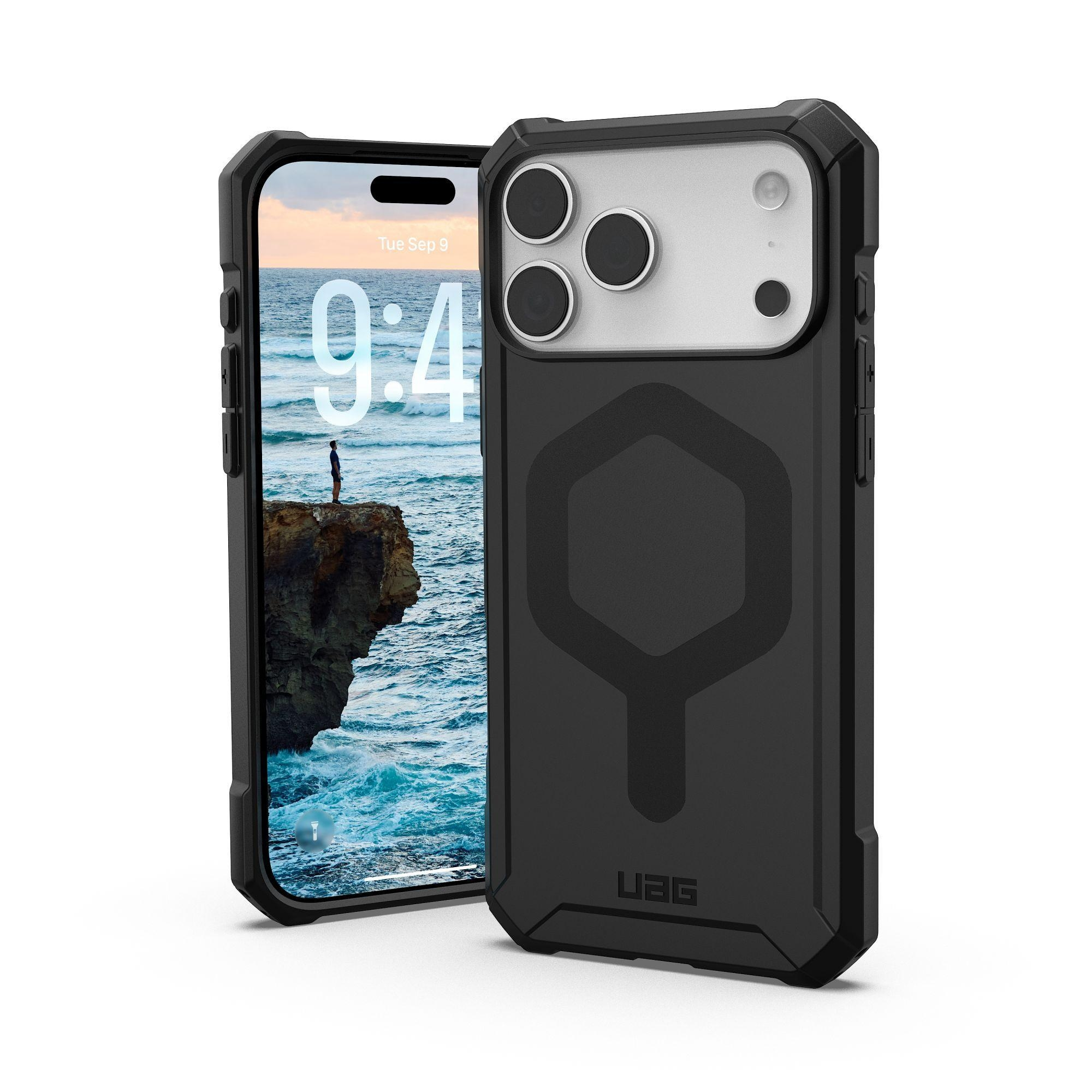 Schwarzes Telefon in einer UAG-Hülle. Der Bildschirm zeigt eine Person auf einer Klippe, Wellen und die Uhrzeit. Die Hülle hat ein geometrisches Design.