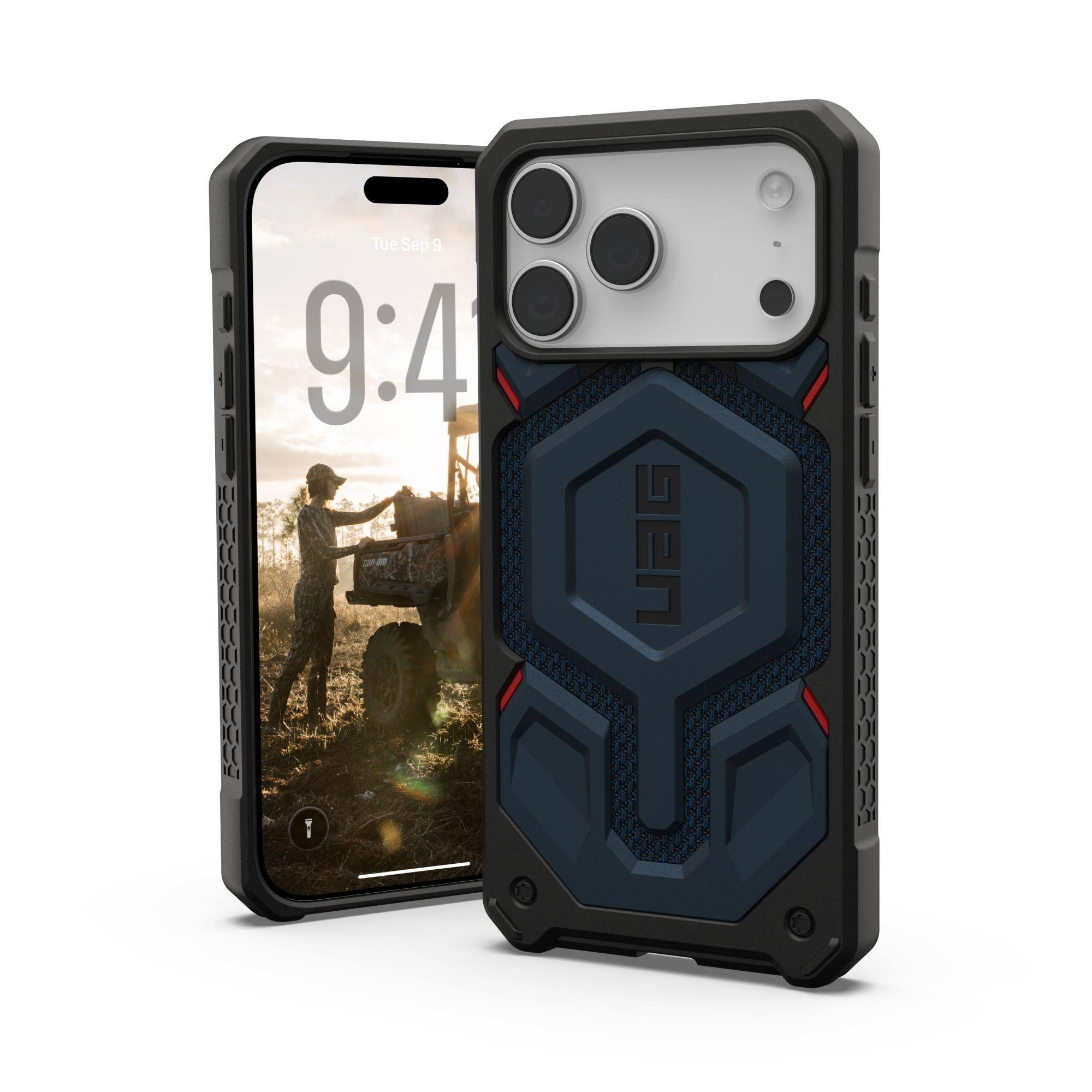 Ein Telefon mit einer schwarz-blauen Hülle, das eine Person in der Nähe eines Fahrzeugs zeigt. Die Hülle hat das UAG-Logo.