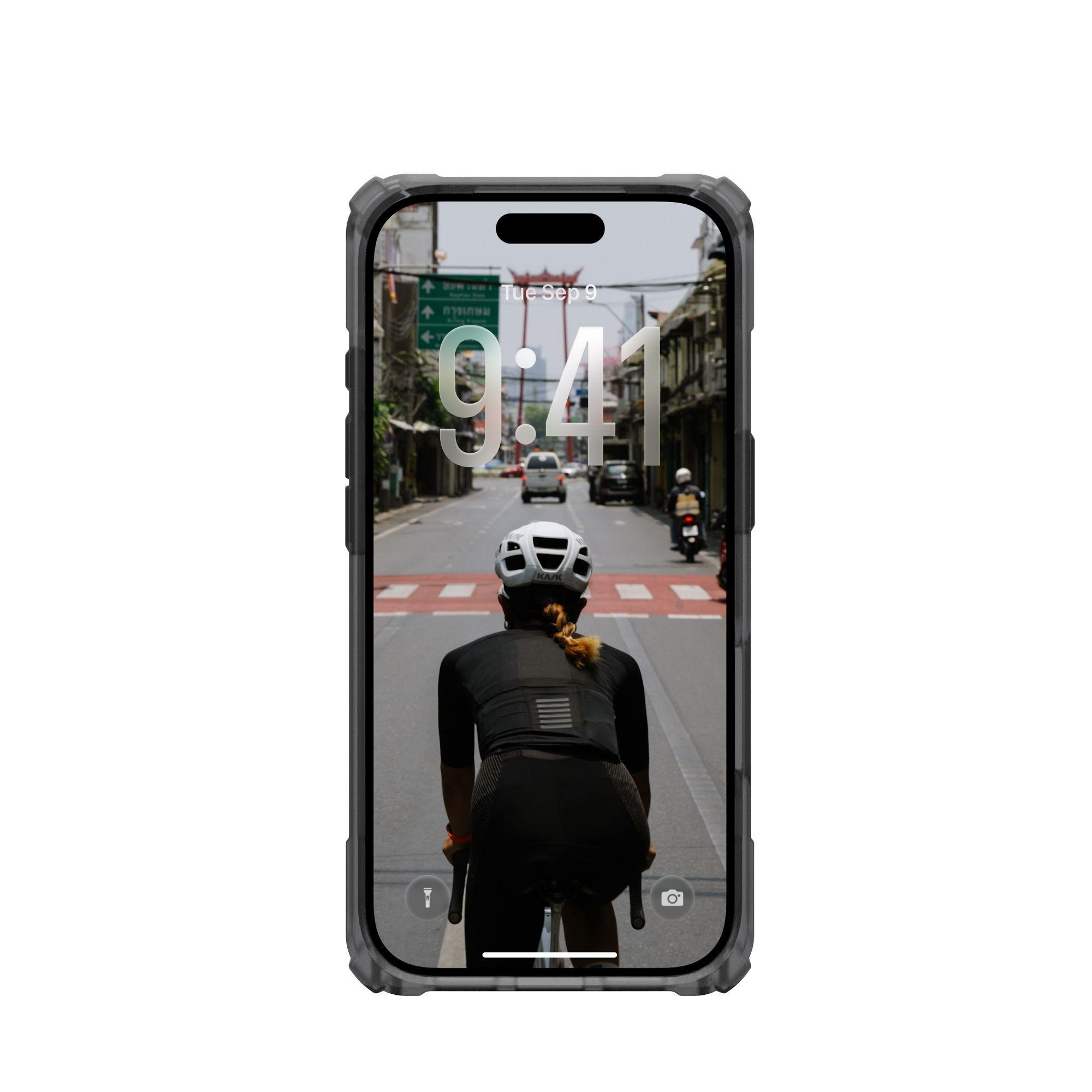 Un ciclista su uno schermo del telefono. Lo schermo mostra una strada cittadina con auto ed edifici, ora: 9:41.
