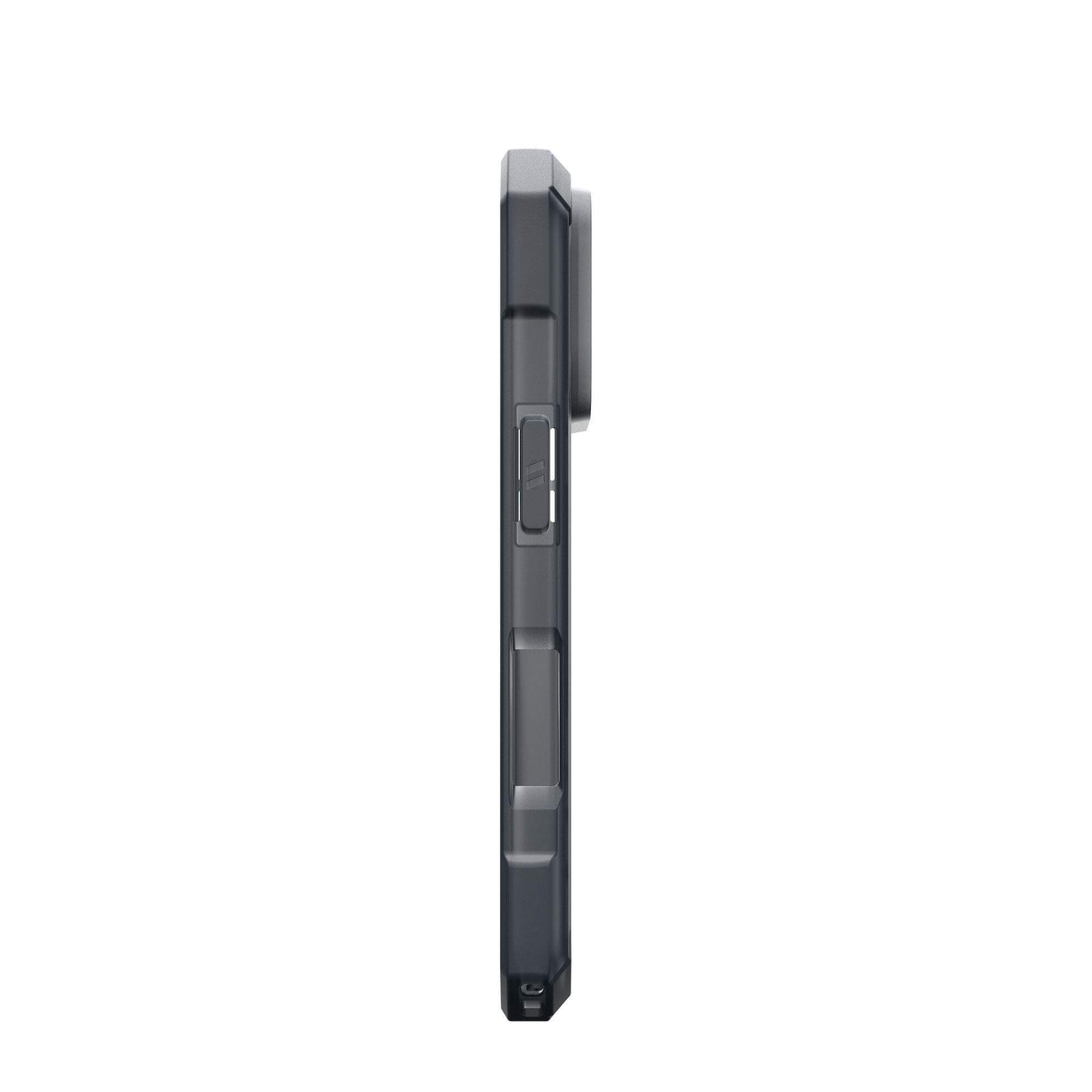Vue latérale d'une coque de téléphone gris foncé. Elle comporte des boutons et une découpe pour l'appareil photo.
