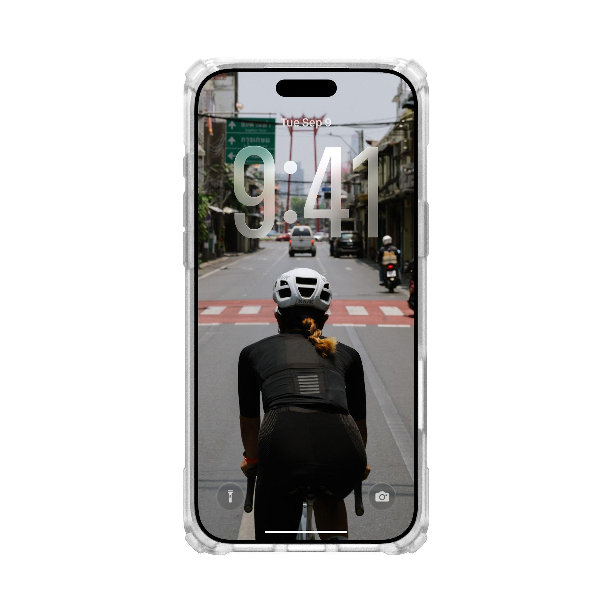 Un ciclista in bici guarda avanti. Il telefono mostra una scena stradale cittadina con auto ed edifici e l'ora: 9:41.