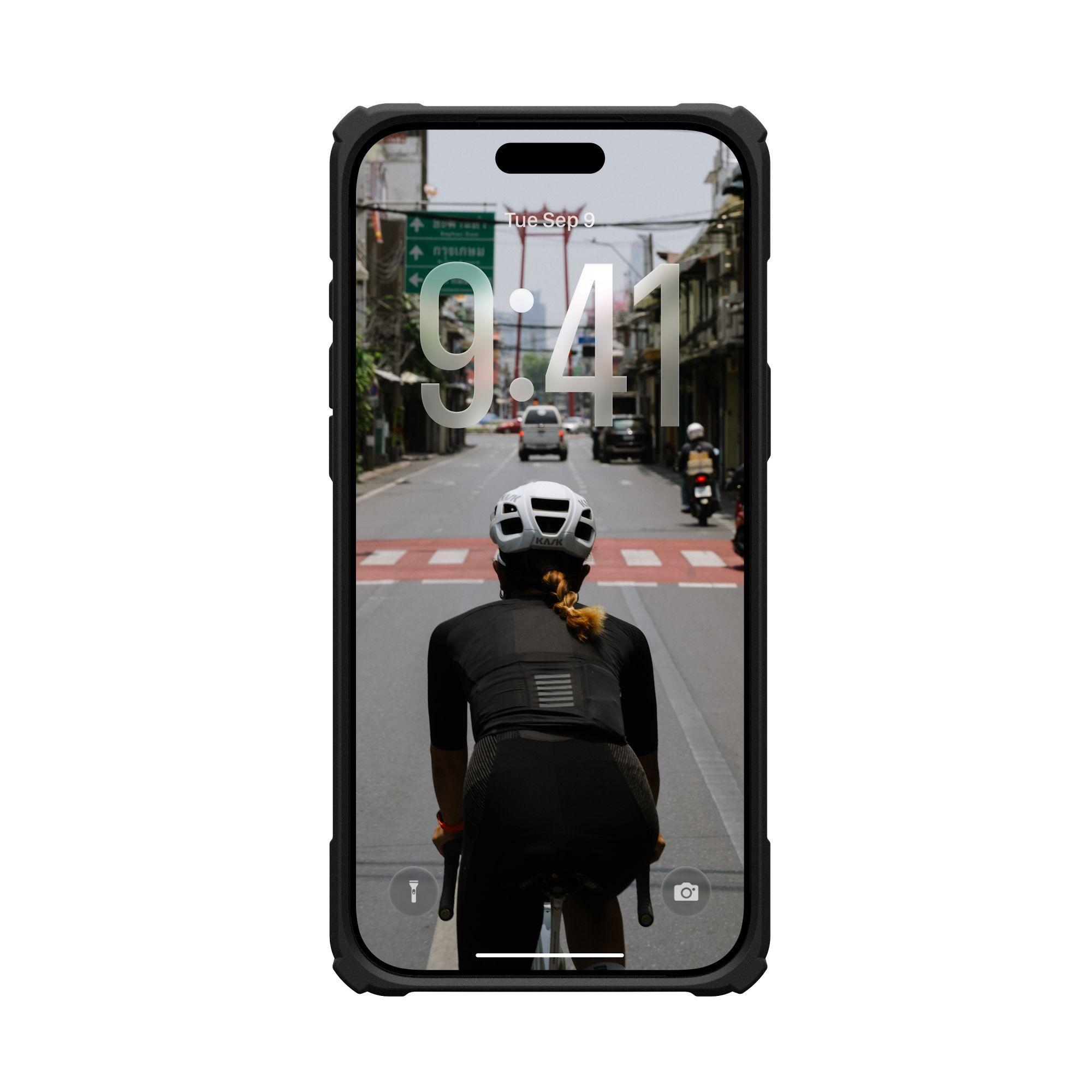 Un ciclista percorre una strada. Il telefono mostra l'ora 9:41. Edifici e traffico sono visibili sullo sfondo.