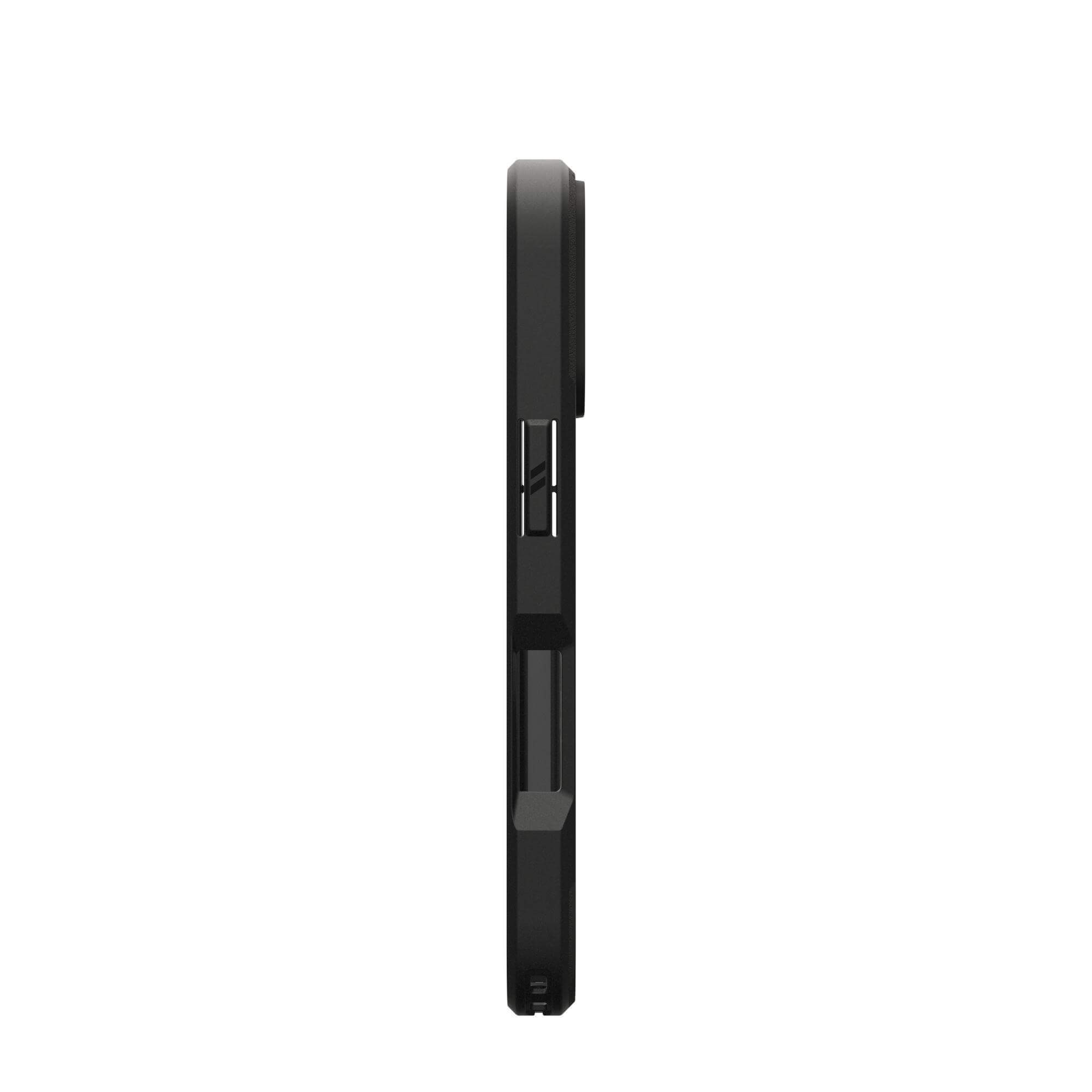 Vue latérale d'une coque de téléphone noire. La coque a un bord surélevé autour de la caméra et des découpes pour les boutons et les ports.