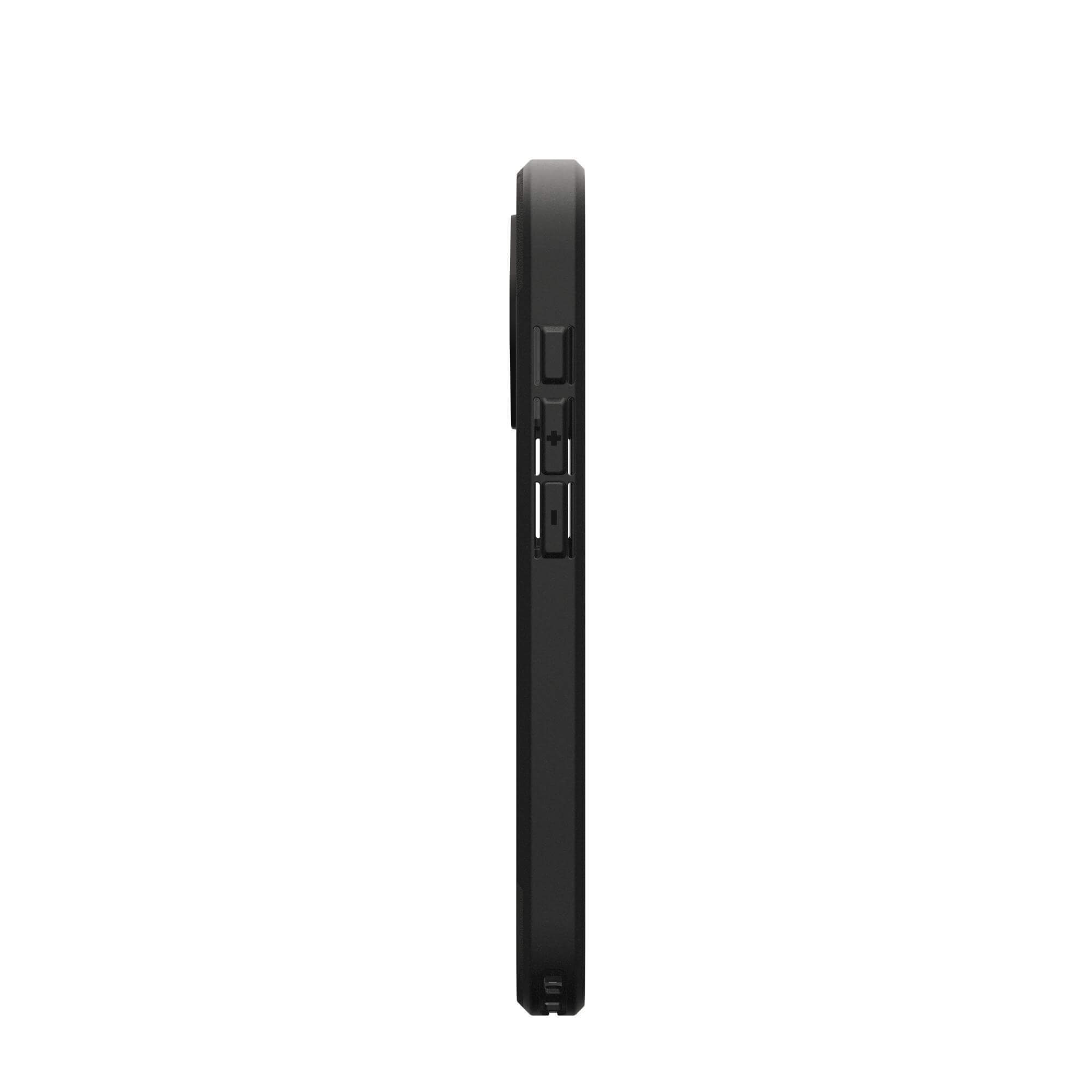 Vue latérale d'une coque de téléphone noire. Elle a des boutons et une ouverture pour l'appareil photo. Le fond est blanc.