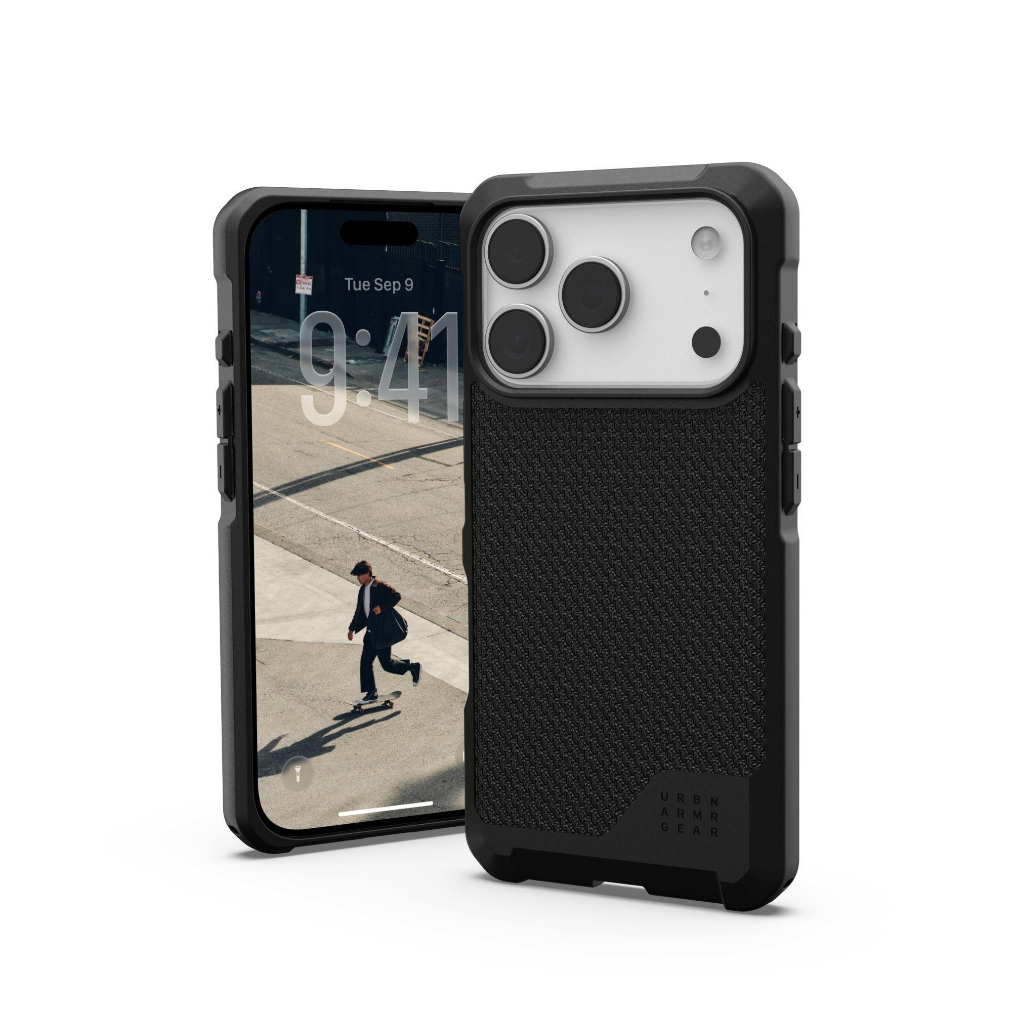 Due custodie nere per telefono, una mostra una scena di strada con uno skater. L'altra mostra il modulo fotocamera del telefono.