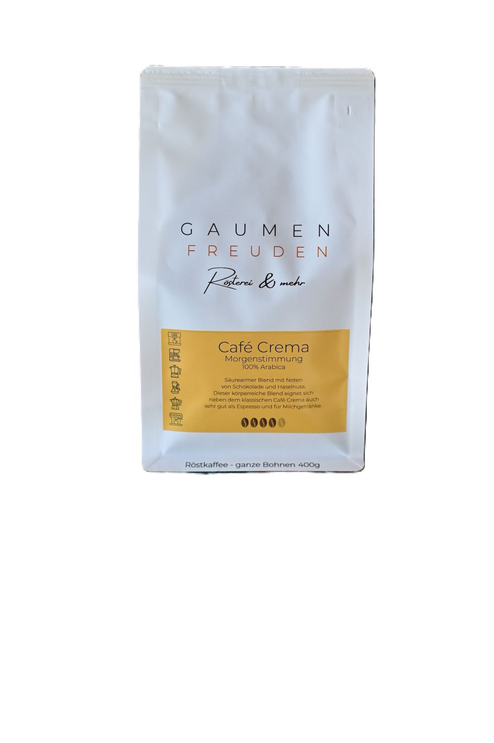 Eine Kaffeetüte mit der Aufschrift 'Gaumen Freuden'. Sie hat ein 'Cafe Crema' Etikett, 400g und weitere Details. Weißer Hintergrund.