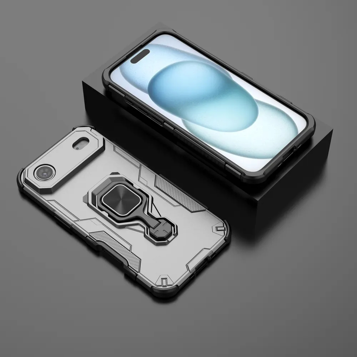 Deux coques de téléphone. Une grise avec anneau et une avec téléphone. Les deux sont sur une surface noire.