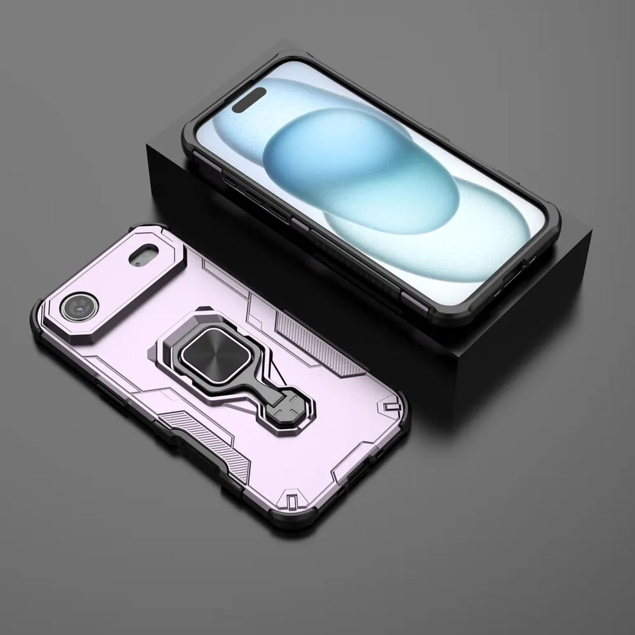Deux coques de téléphone. Une sur un socle noir, montrant un écran de téléphone. L'autre, rose avec un support d'anneau, en dessous.