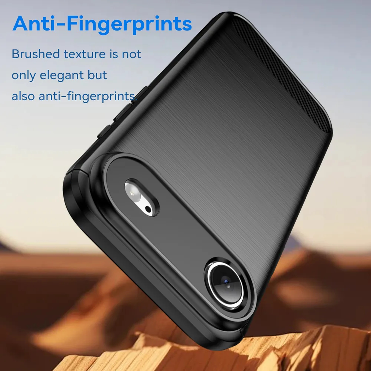 Een zwarte telefoonhoes met een textuur. Het heeft uitsparingen voor de camera en knoppen. De achtergrond is wazig.