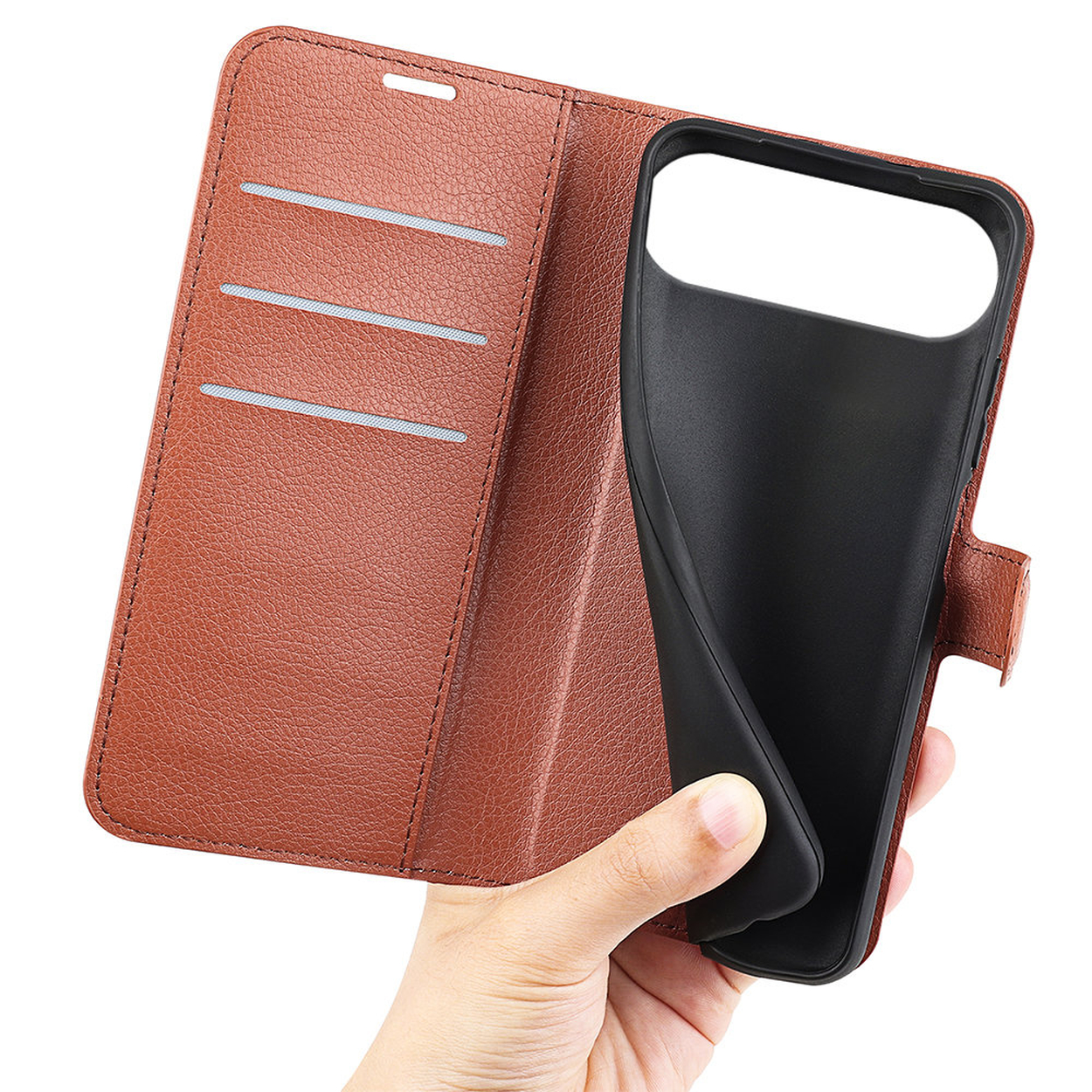Une main tenant un étui de téléphone en cuir marron ouvert avec une coque de téléphone noire. L'étui a des fentes pour cartes.