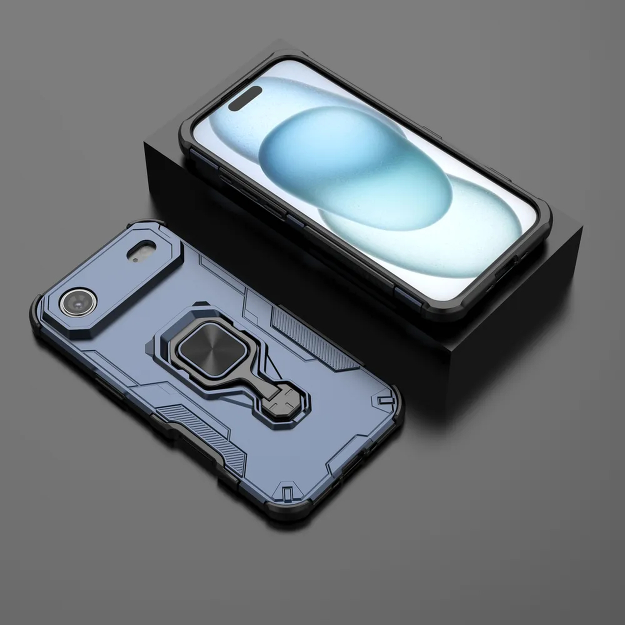 Deux coques de téléphone, une avec téléphone à l'intérieur, sur une surface sombre. Les coques sont bleues et noires.