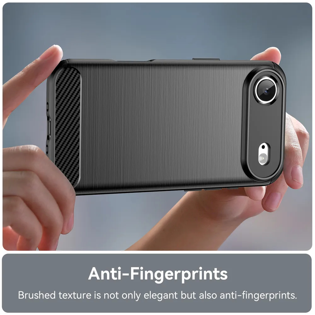 Een persoon houdt een zwarte telefoonhoes vast. De hoes heeft een gestructureerde achterkant en koolstofvezel details. Tekst: 'Anti-Fingerprints'.