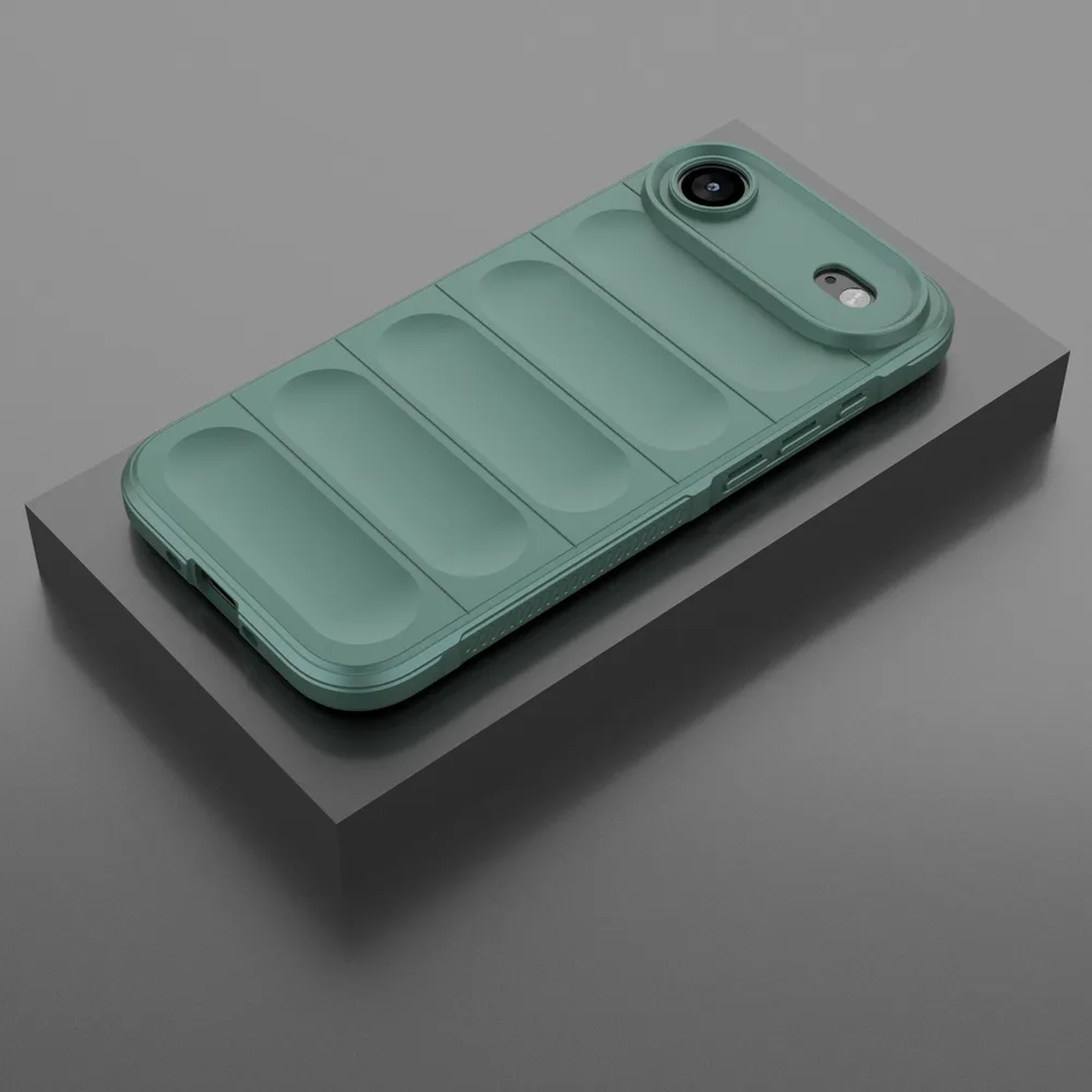 Groene telefoonhoes met cameralensafdekking, rustend op een grijs blok tegen een grijze achtergrond. Het heeft een geribbeld ontwerp.