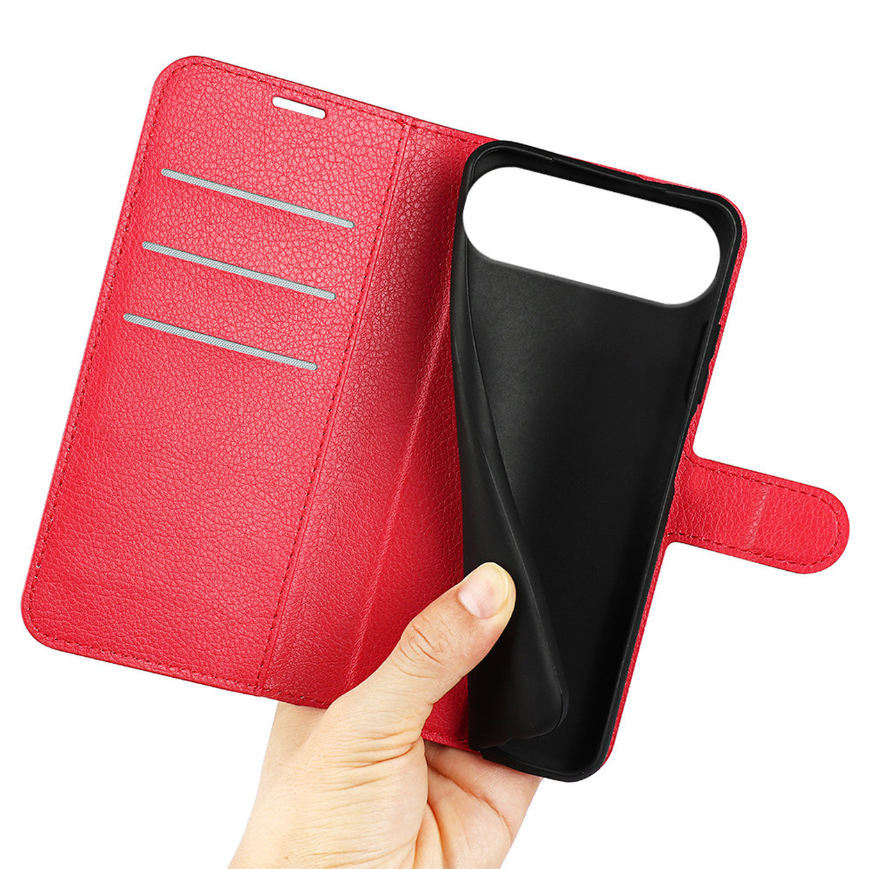 Une main tient un étui de téléphone noir partiellement ouvert. L'étui portefeuille en cuir rouge a des fentes pour cartes.