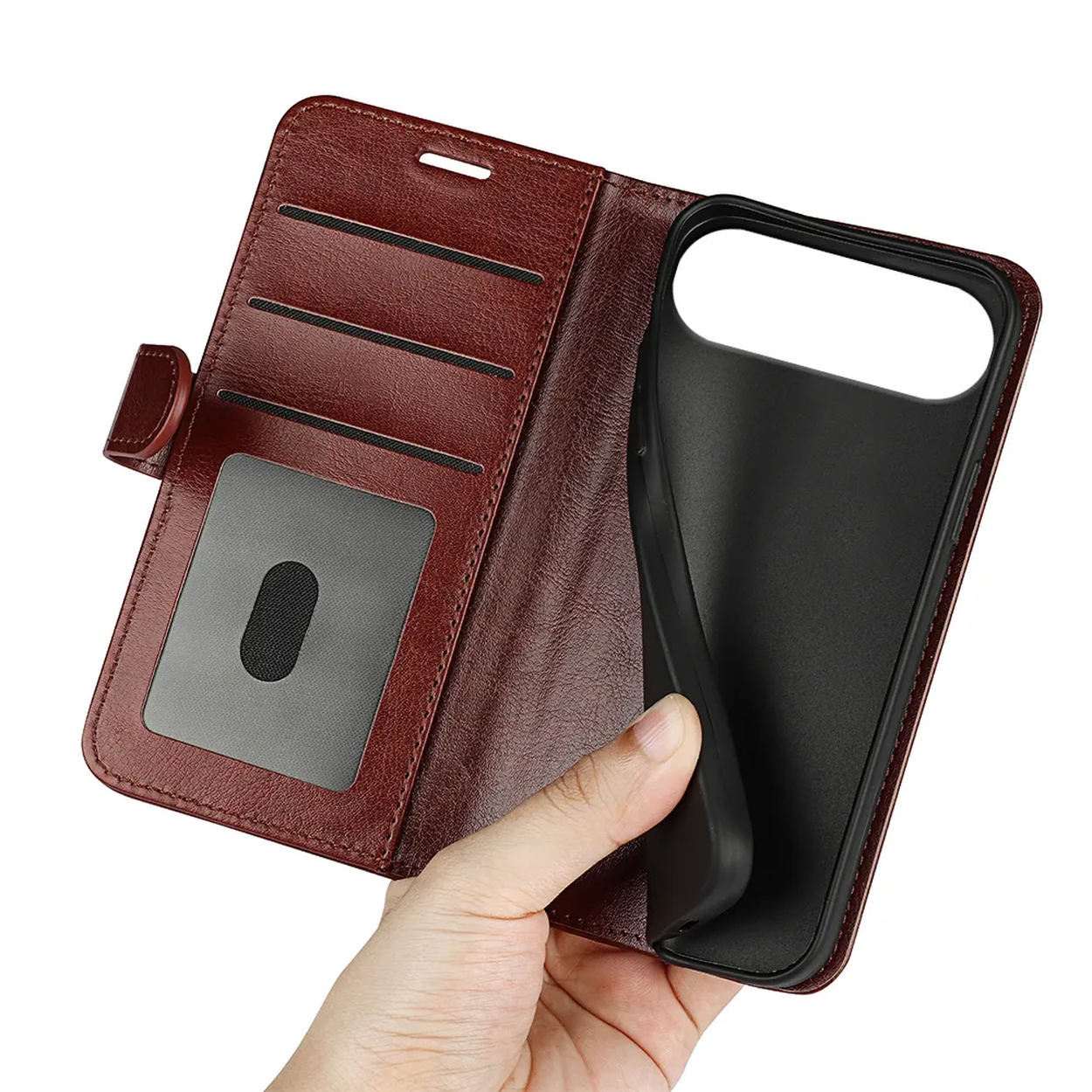 Un étui portefeuille en cuir marron est ouvert, révélant un support de téléphone noir. Une main tient le support du téléphone.