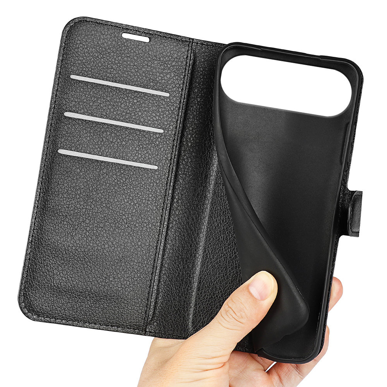 Une main tient ouvert un étui de téléphone noir, montrant l'intérieur avec un support de téléphone et des fentes pour cartes. L'étui est en simili cuir.