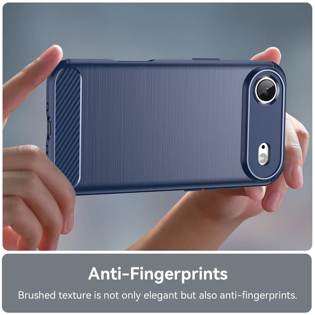 Een persoon houdt een blauwe telefoonhoes vast met een camera. De hoes heeft een geborstelde textuur en een koolstofvezelachtig patroon.