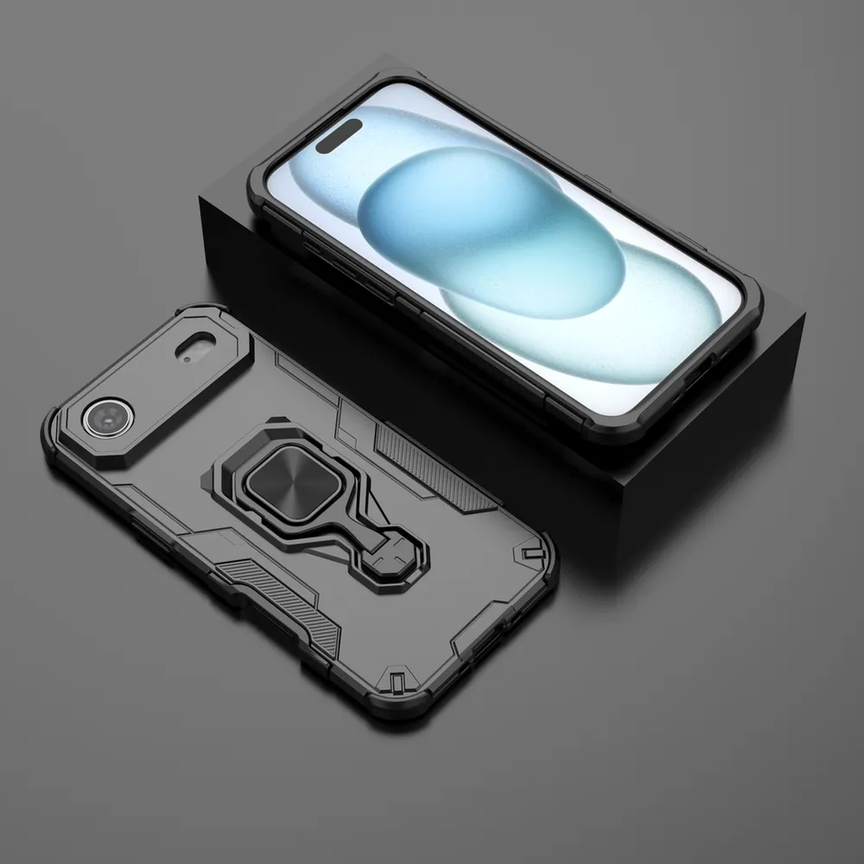 Deux coques de téléphone noires. Une avec un téléphone à l'intérieur, posée sur un bloc noir. L'autre est sur la surface avec un anneau métallique.